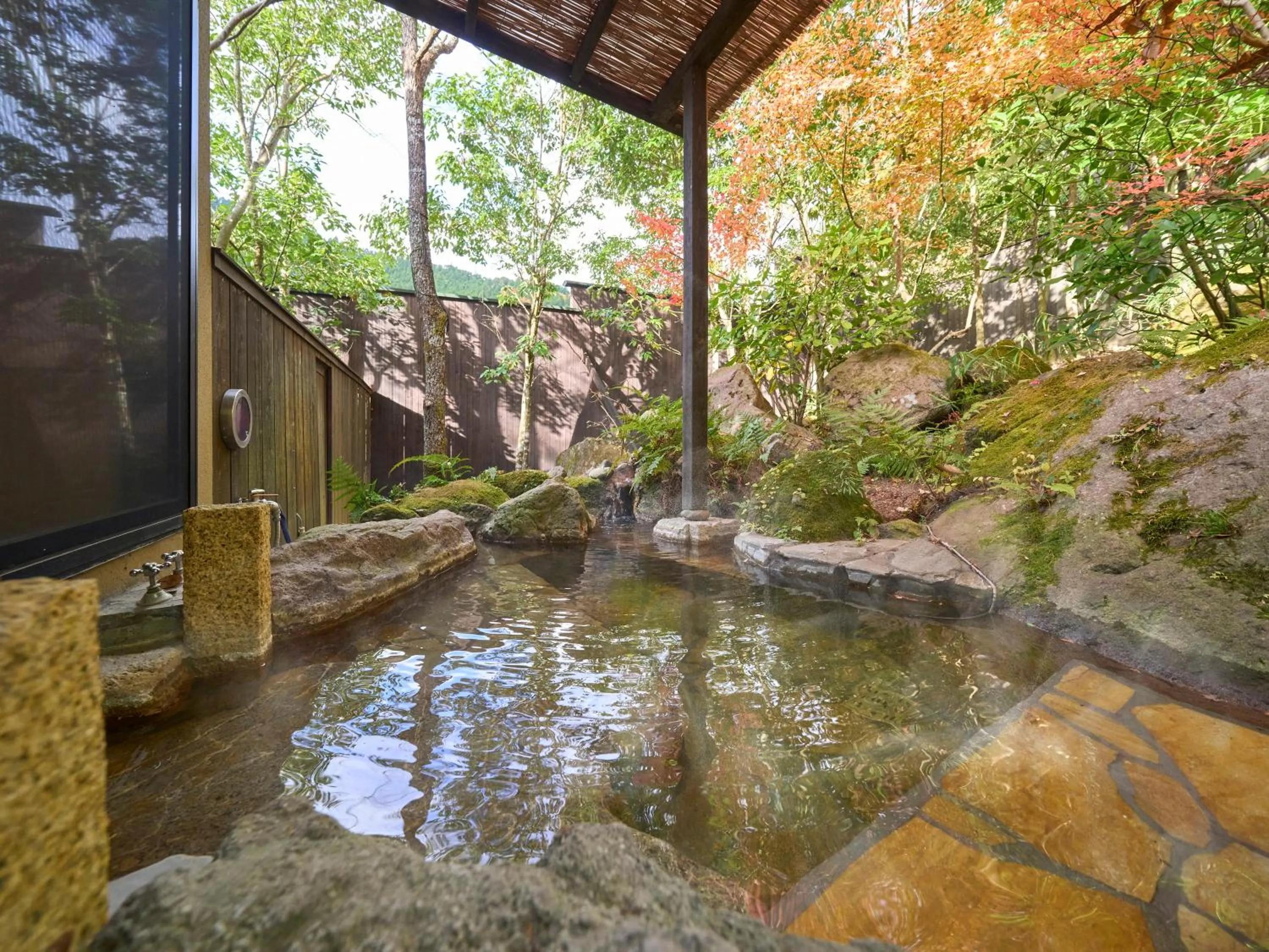 Hot Spring Bath in Yufuin Rakuyu