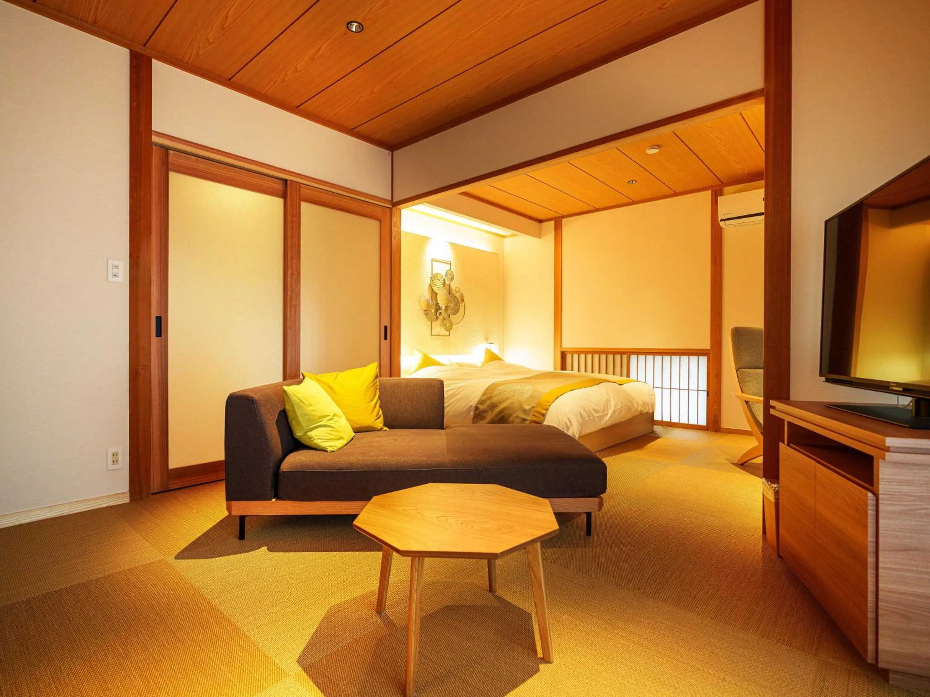 Photo of the whole room, Bed in Yufuin Rakuyu