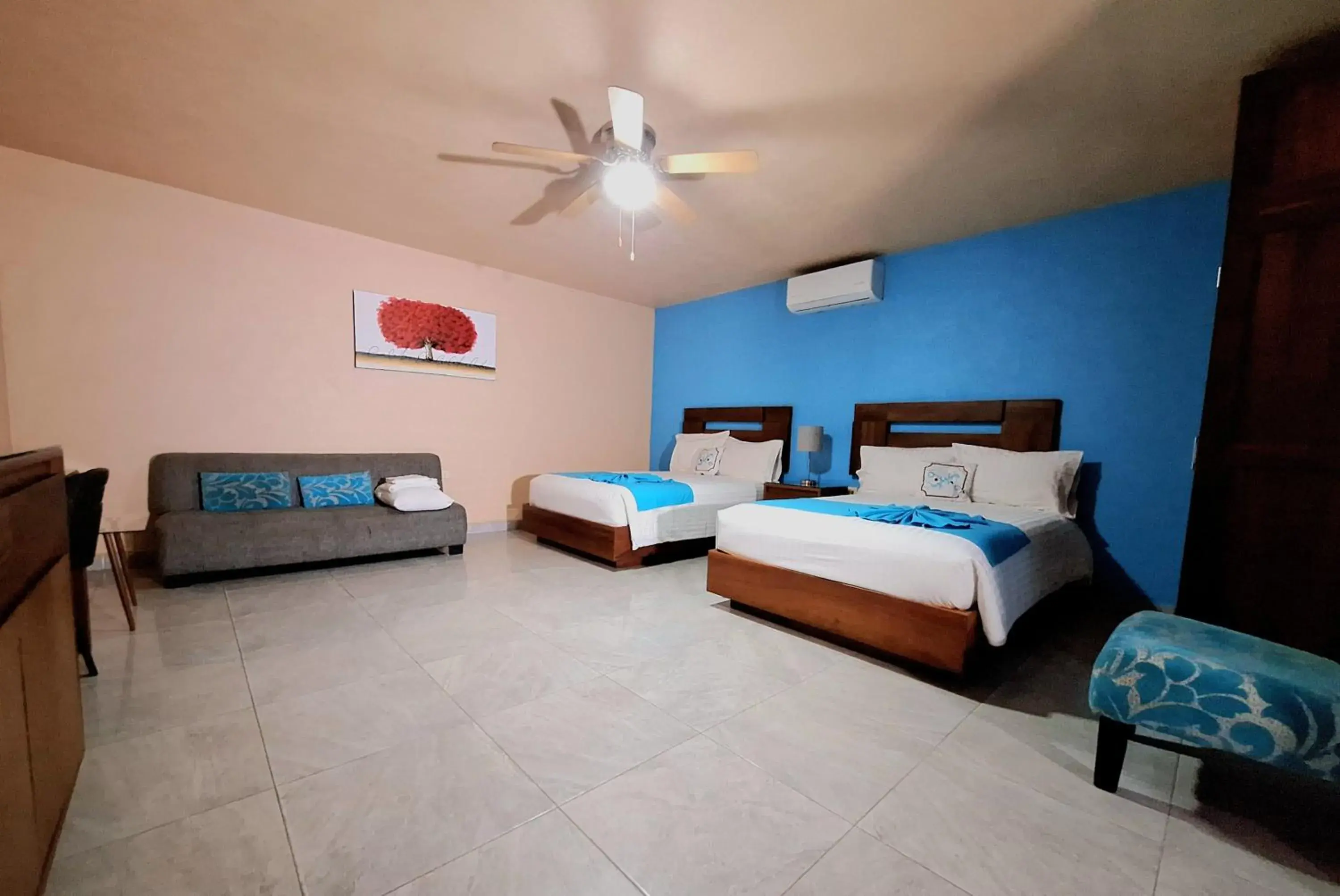 Bed in Pacific Inn hotel Bed in Pacific Inn hotel