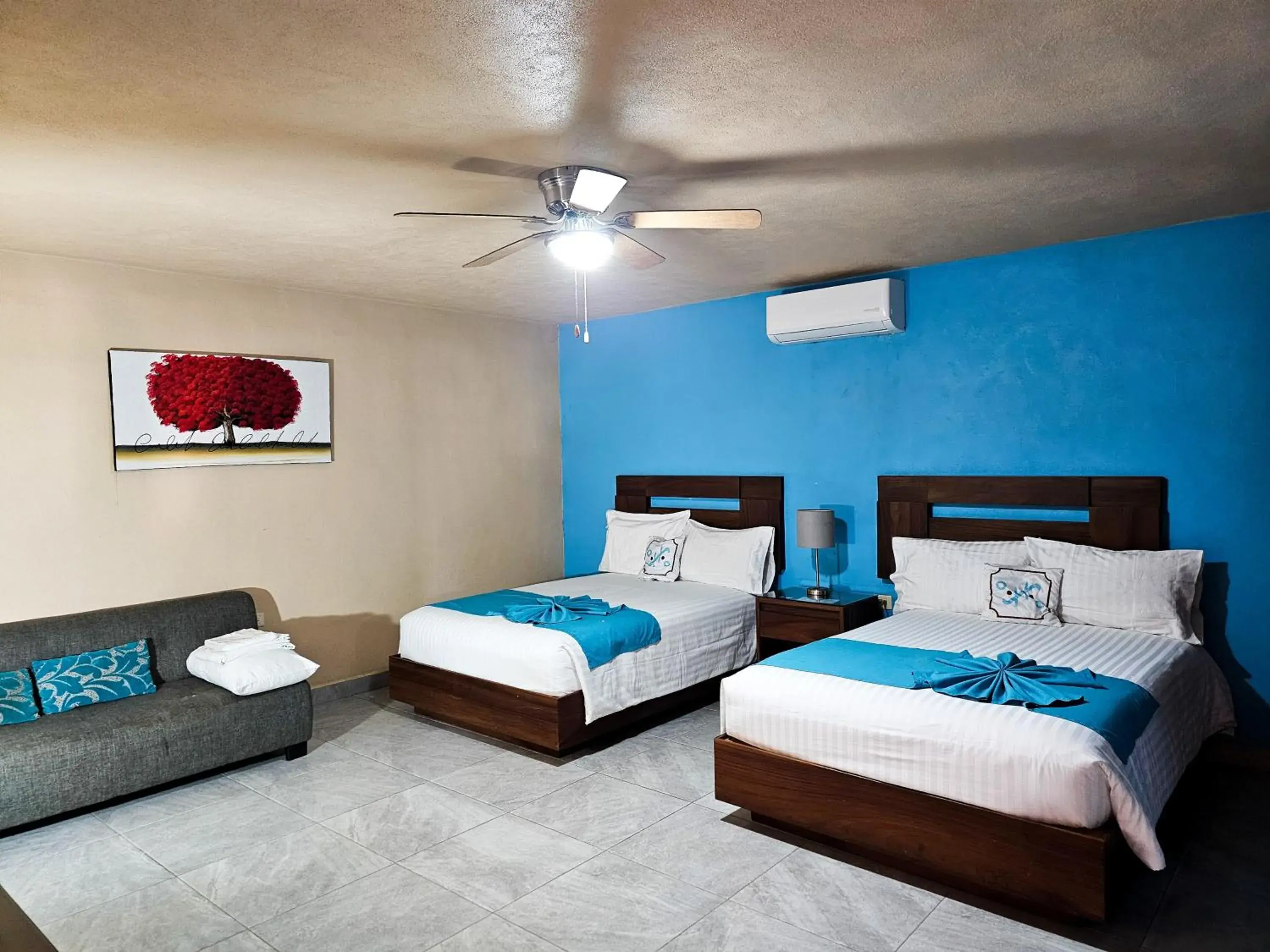 Bed in Pacific Inn hotel Bed in Pacific Inn hotel