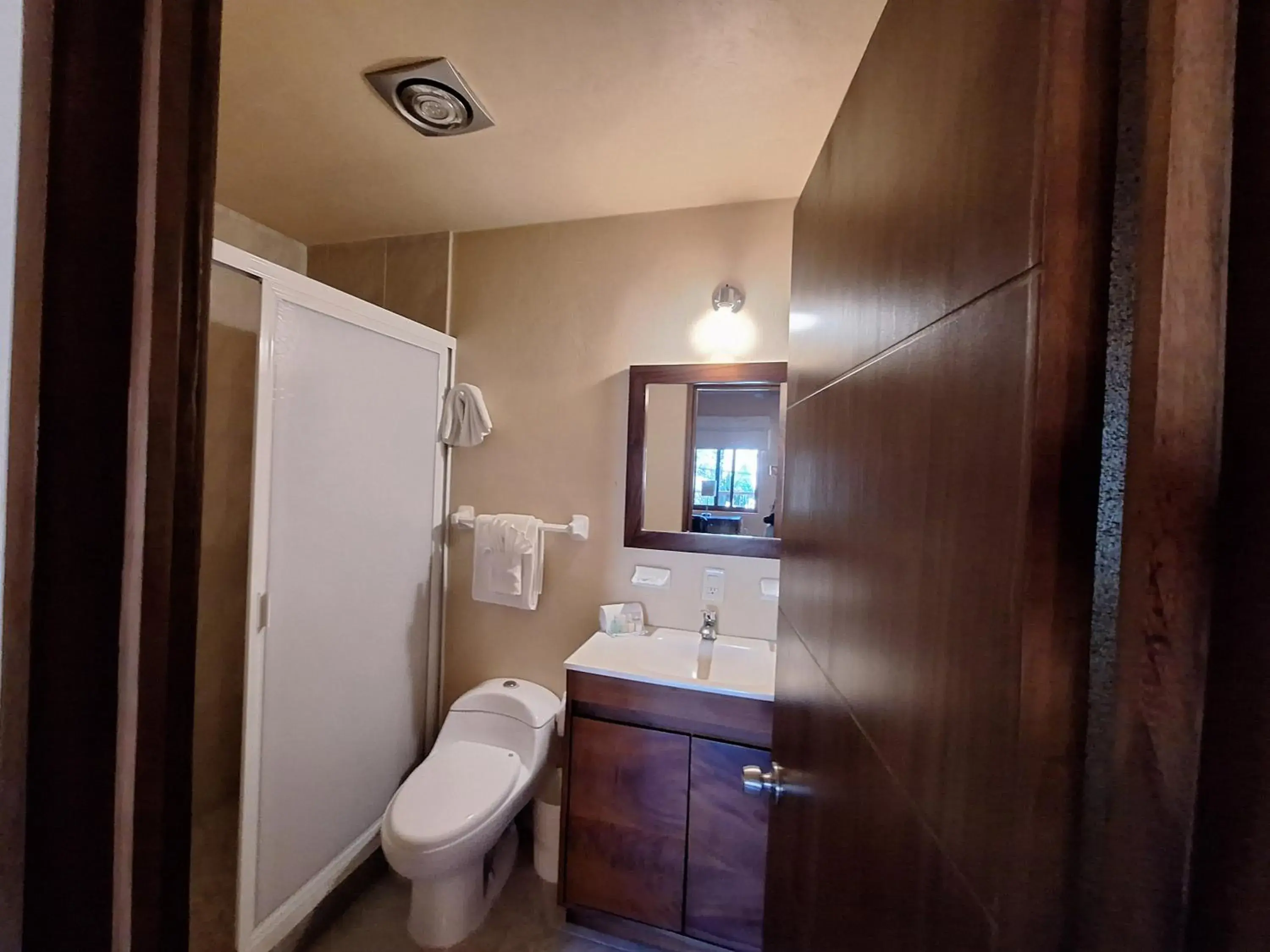 Double Room with Private Bathroom in Pacific Inn hotel Double Room with Private Bathroom in Pacific Inn hotel
