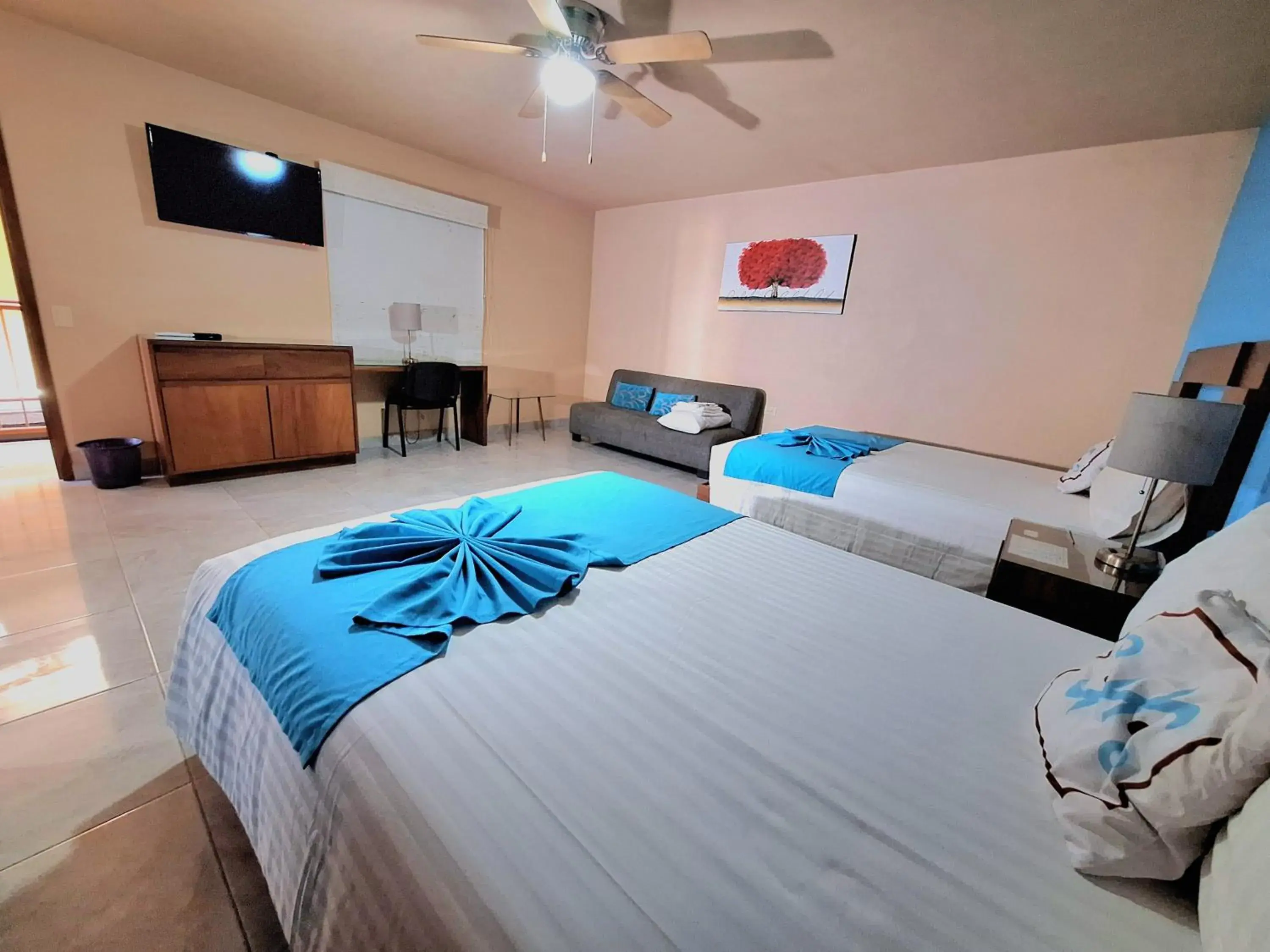 Bed in Pacific Inn hotel Bed in Pacific Inn hotel