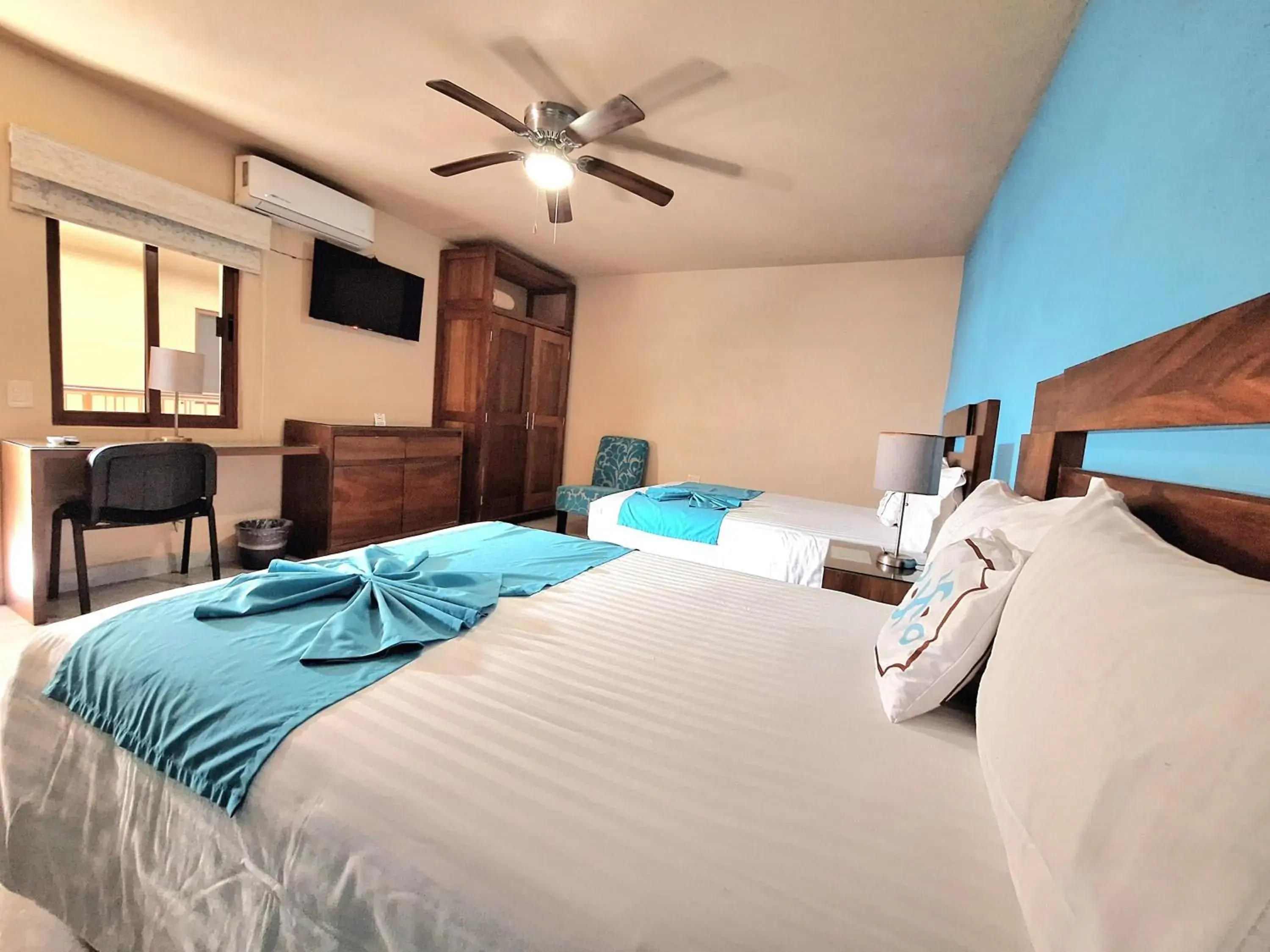 Bed in Pacific Inn hotel Bed in Pacific Inn hotel