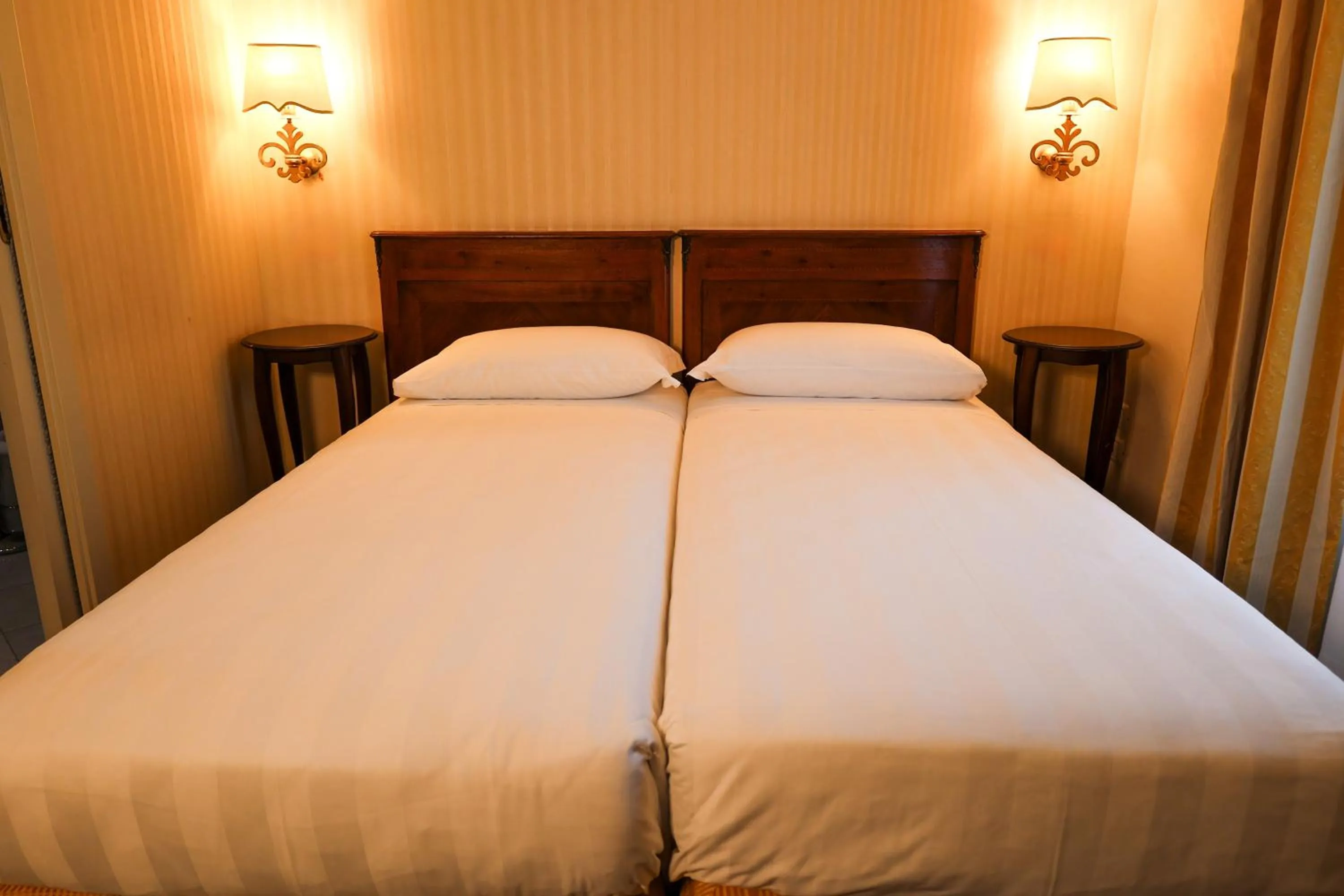 Bed in Hotel Ristorante Ca' Nova