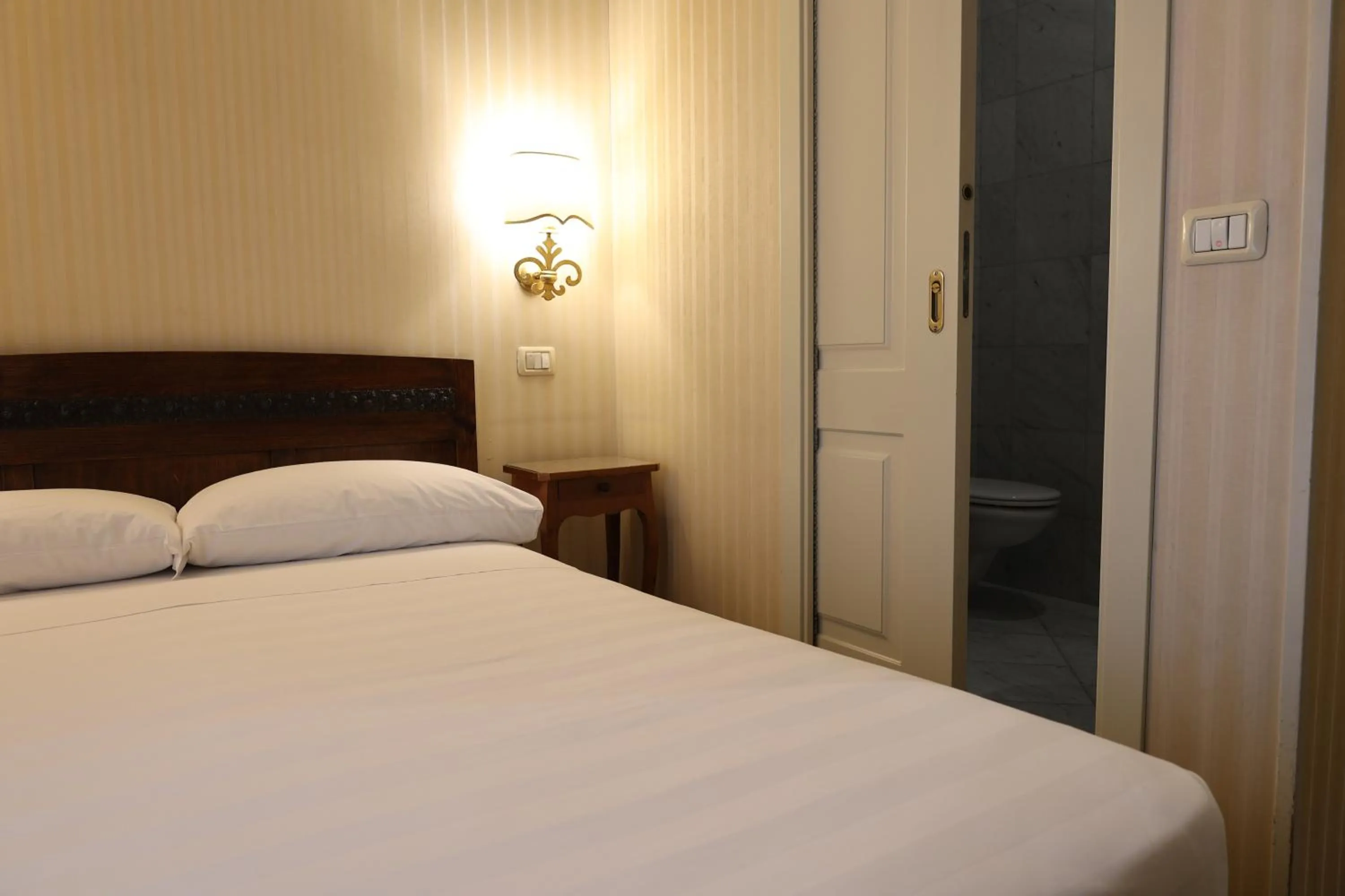 Bed in Hotel Ristorante Ca' Nova