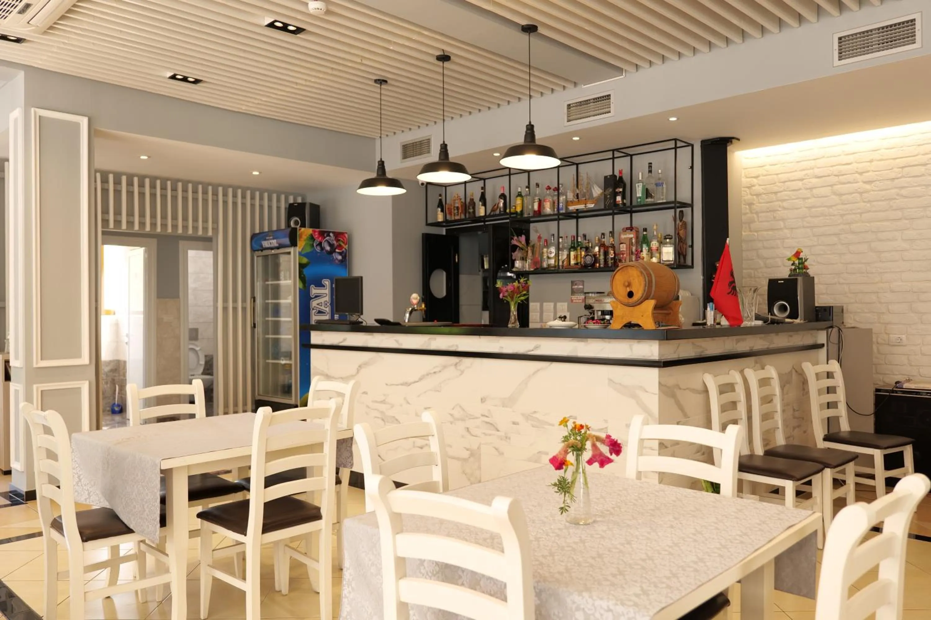 Restaurant/places to eat in Hotel Alpha