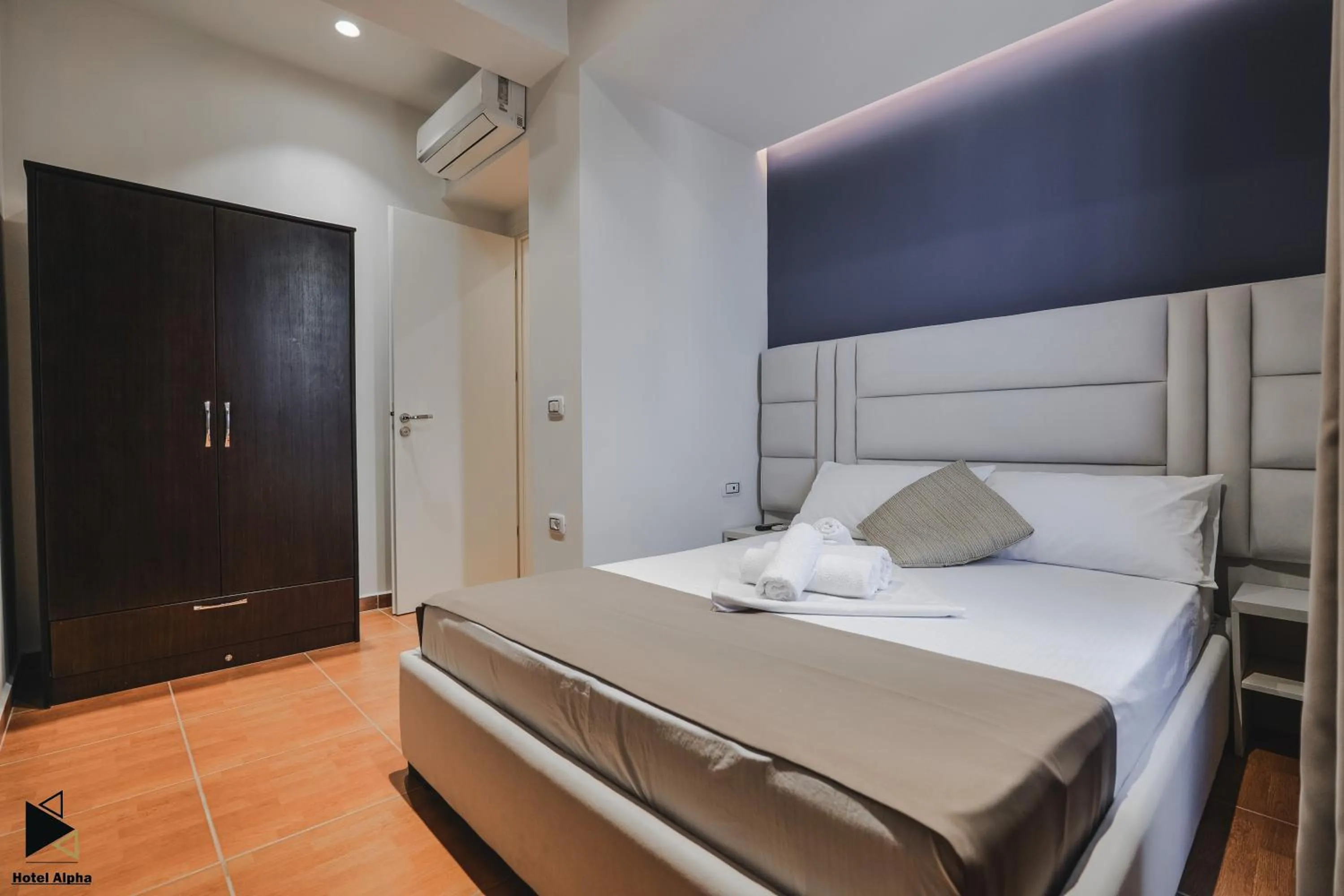 Bedroom, Bed in Hotel Alpha