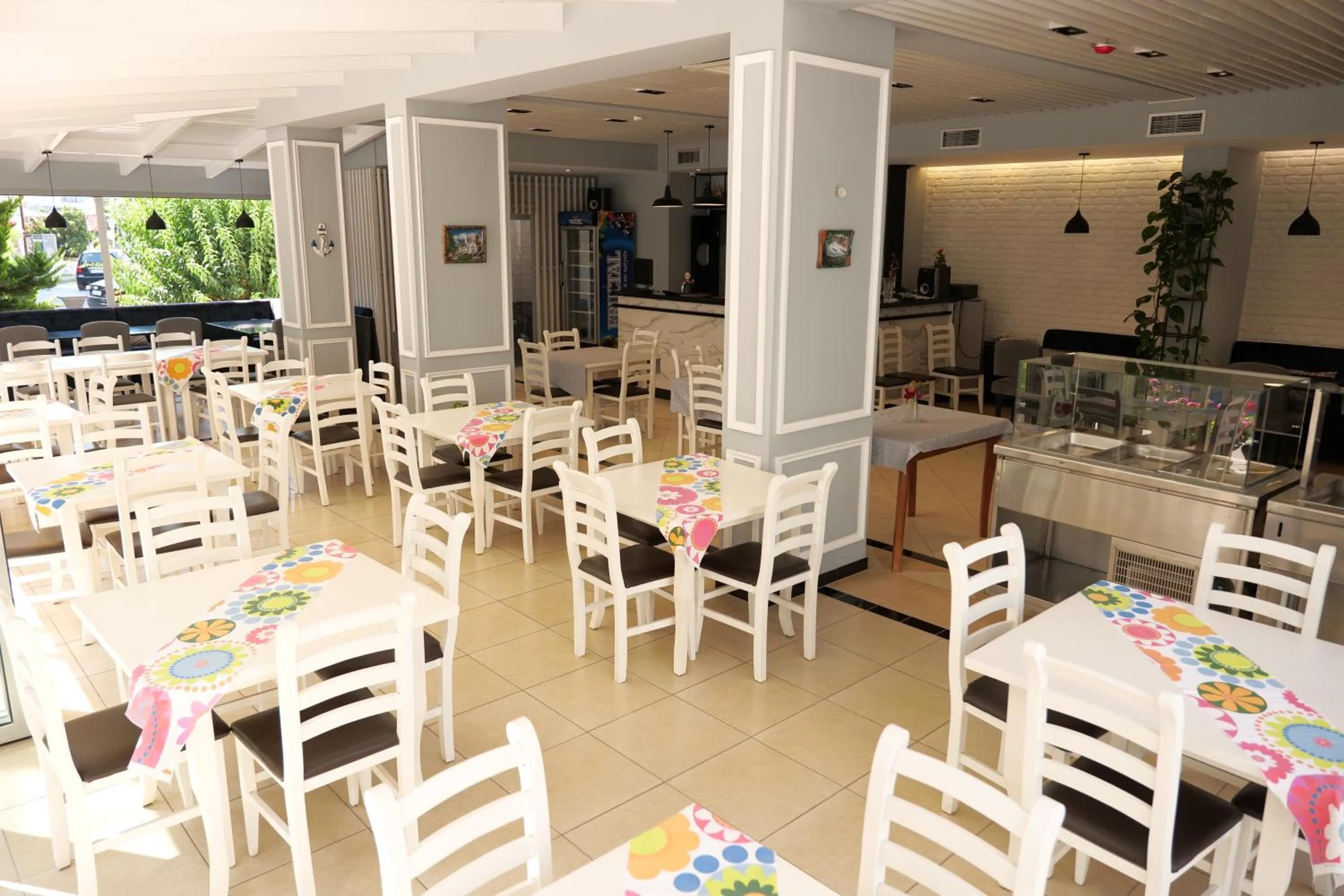 Restaurant/places to eat in Hotel Alpha