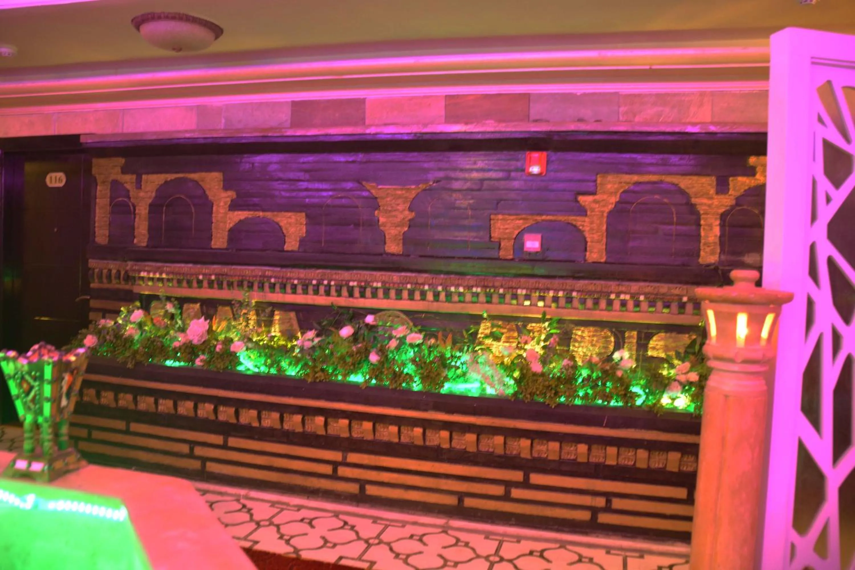 Restaurant/places to eat in Sama Paris Plaza Hotel