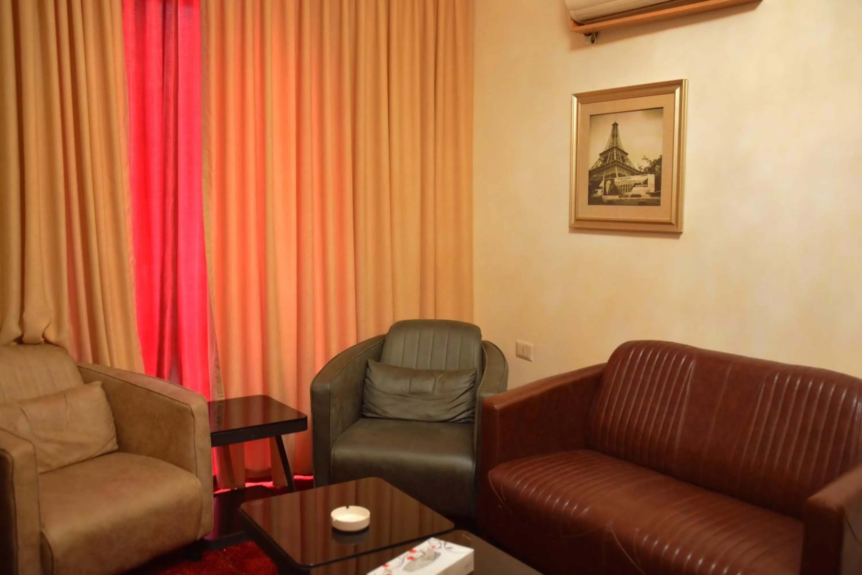 Seating area in Sama Paris Plaza Hotel
