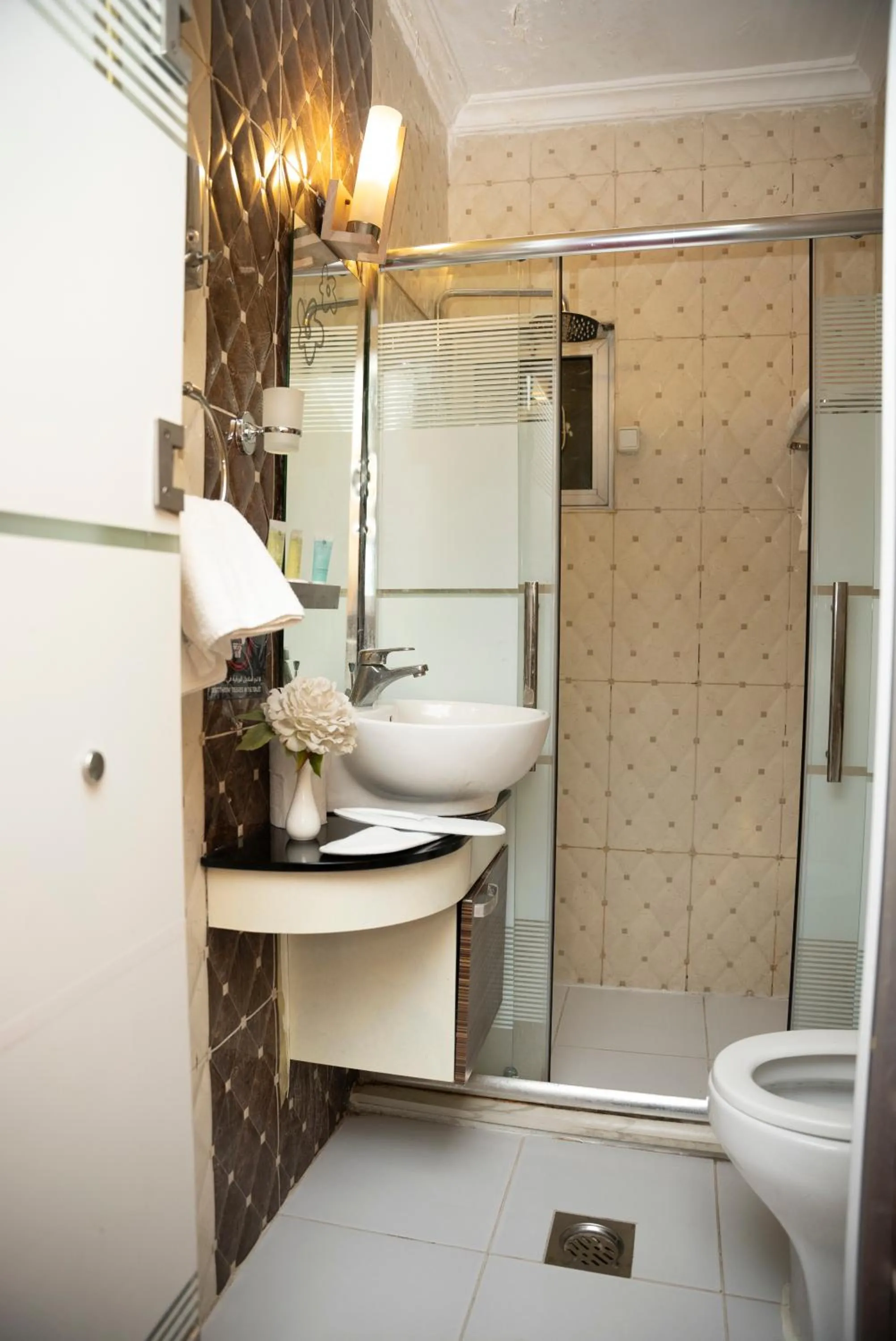 Bathroom in Sama Paris Plaza Hotel