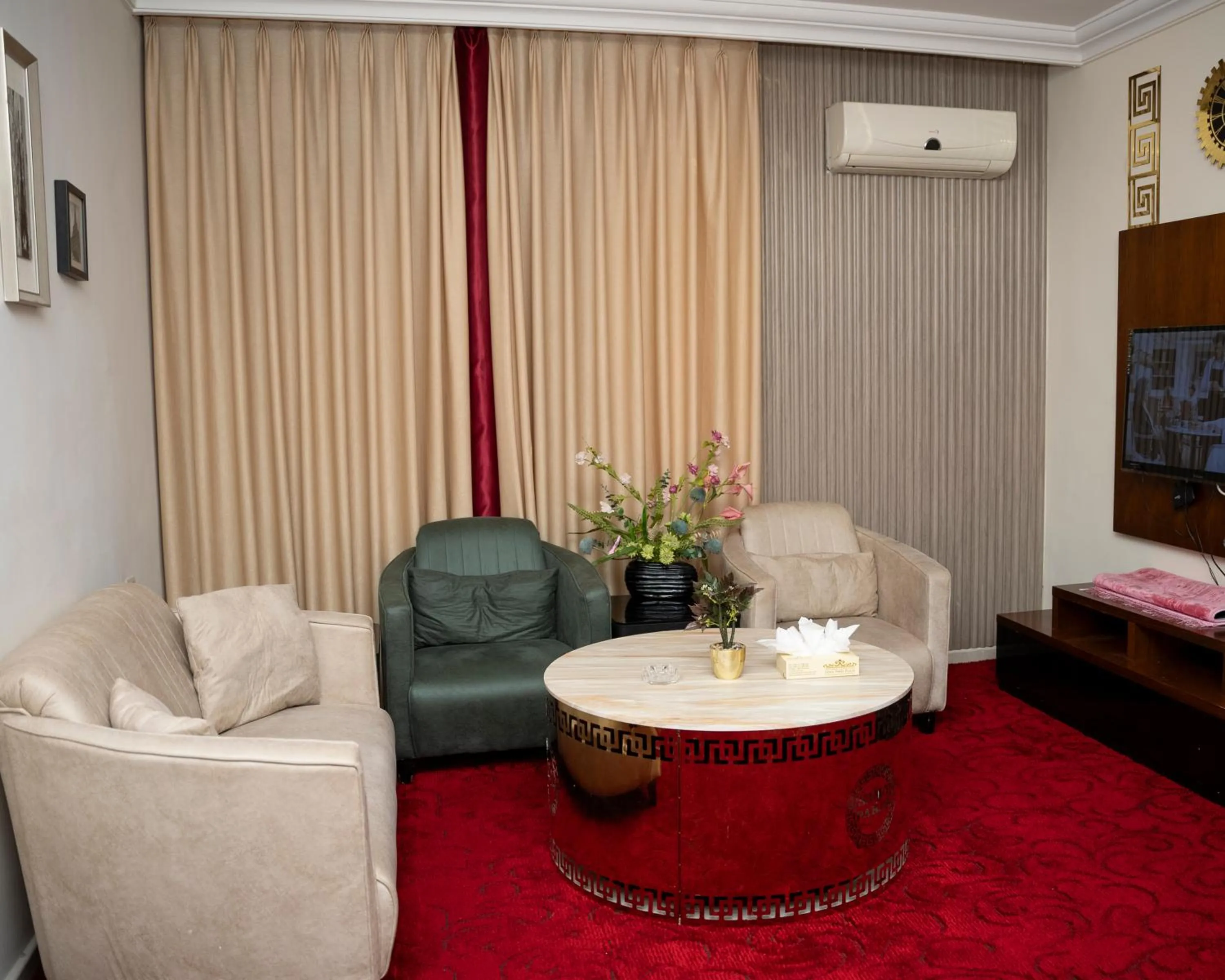 Living room in Sama Paris Plaza Hotel