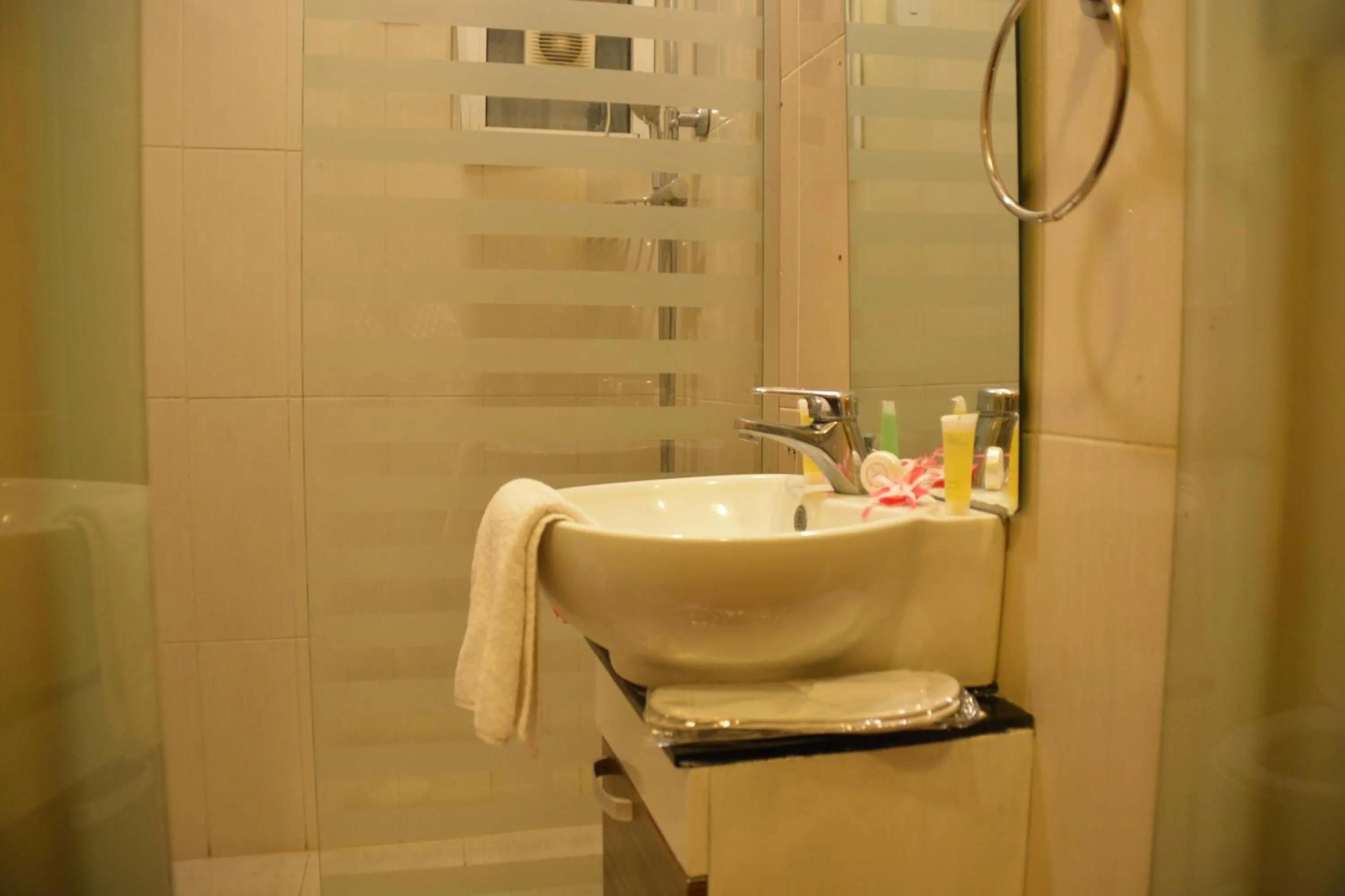 Bathroom in Sama Paris Plaza Hotel