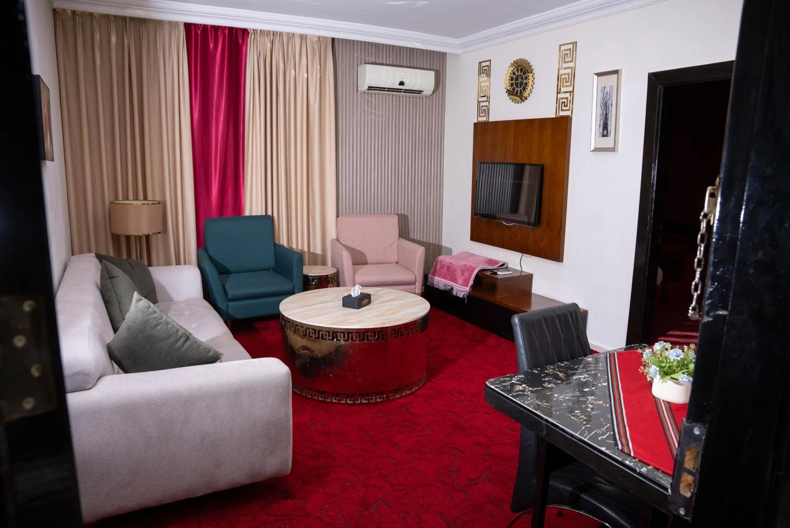 Living room in Sama Paris Plaza Hotel