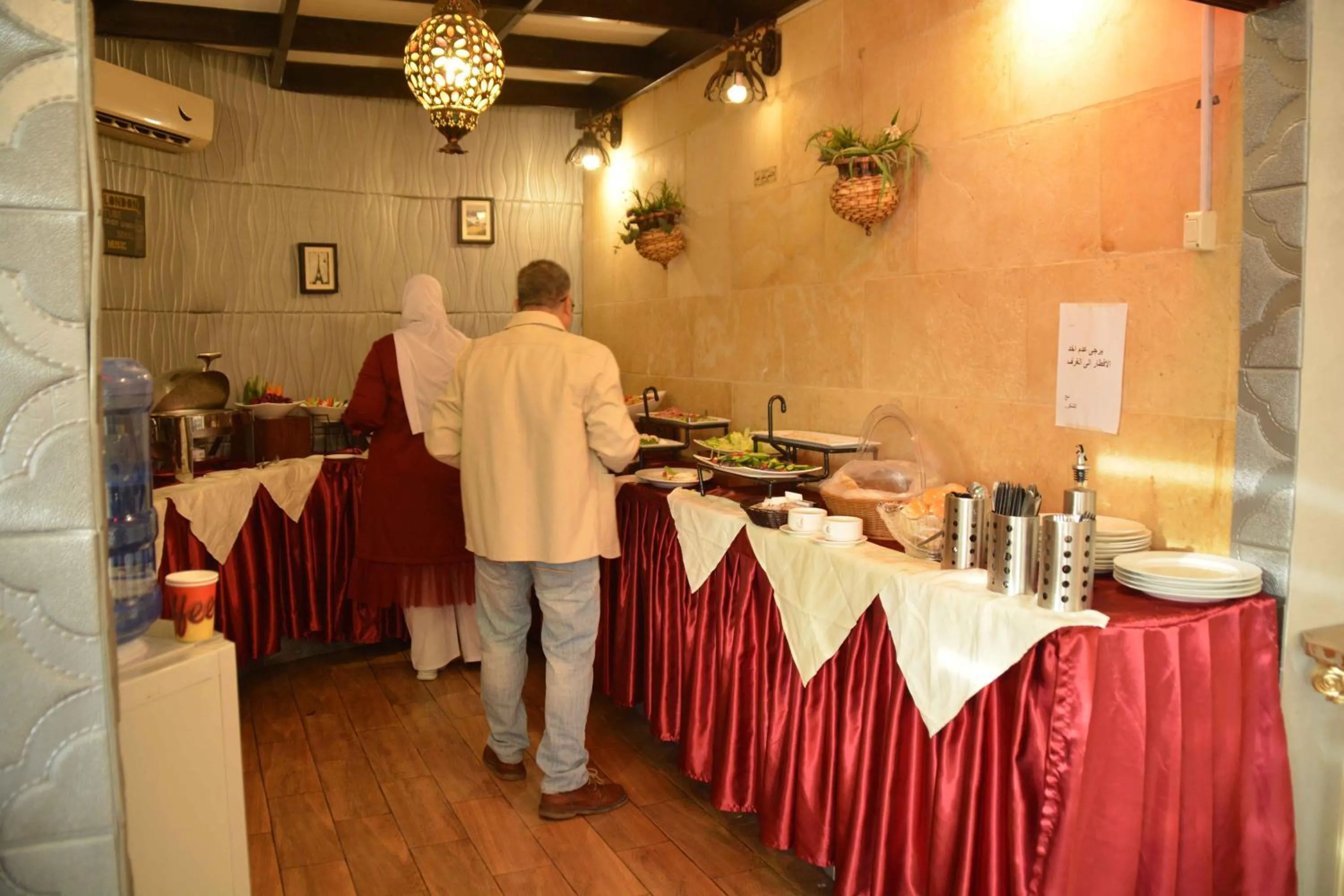 Restaurant/places to eat in Sama Paris Plaza Hotel