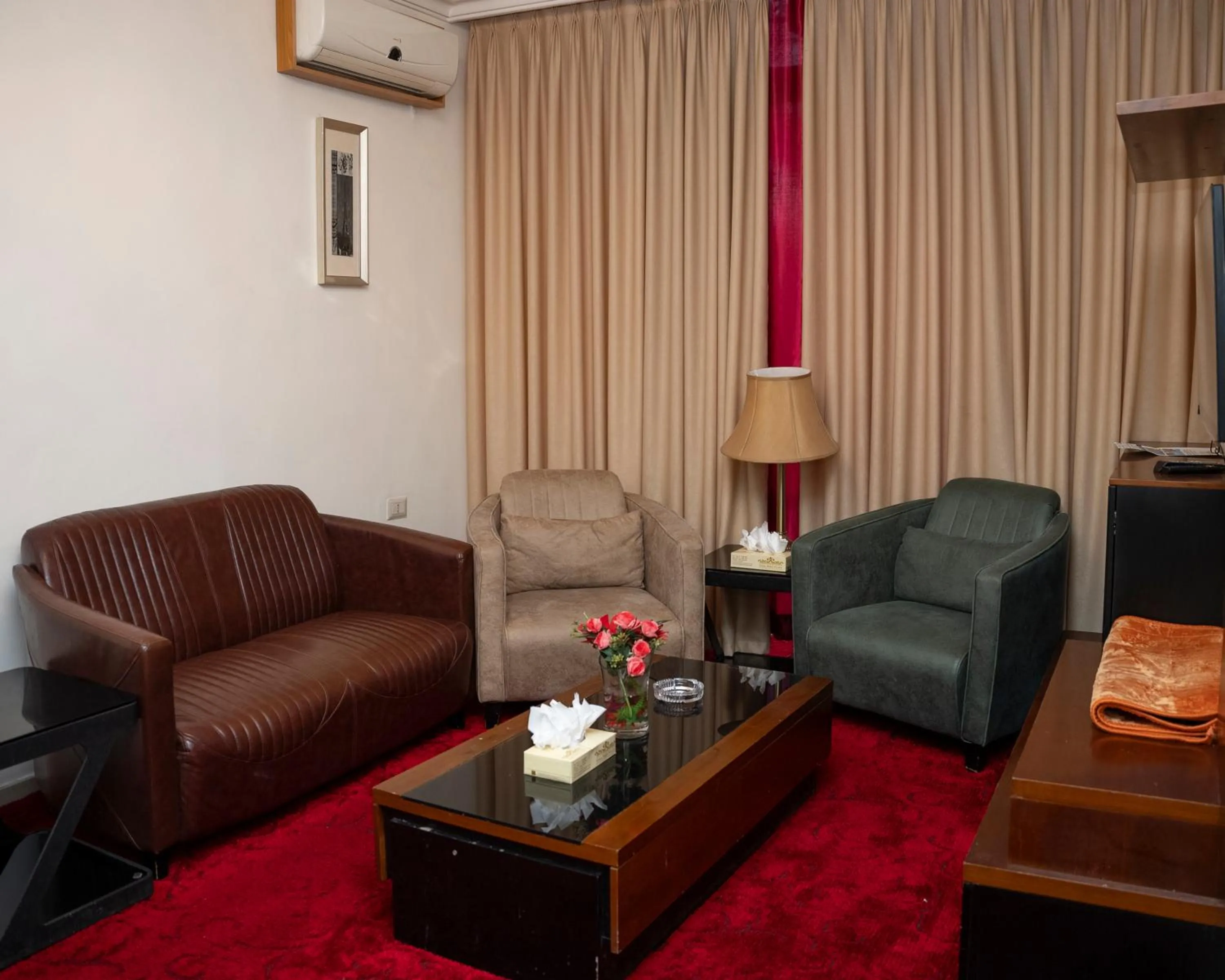 Living room in Sama Paris Plaza Hotel