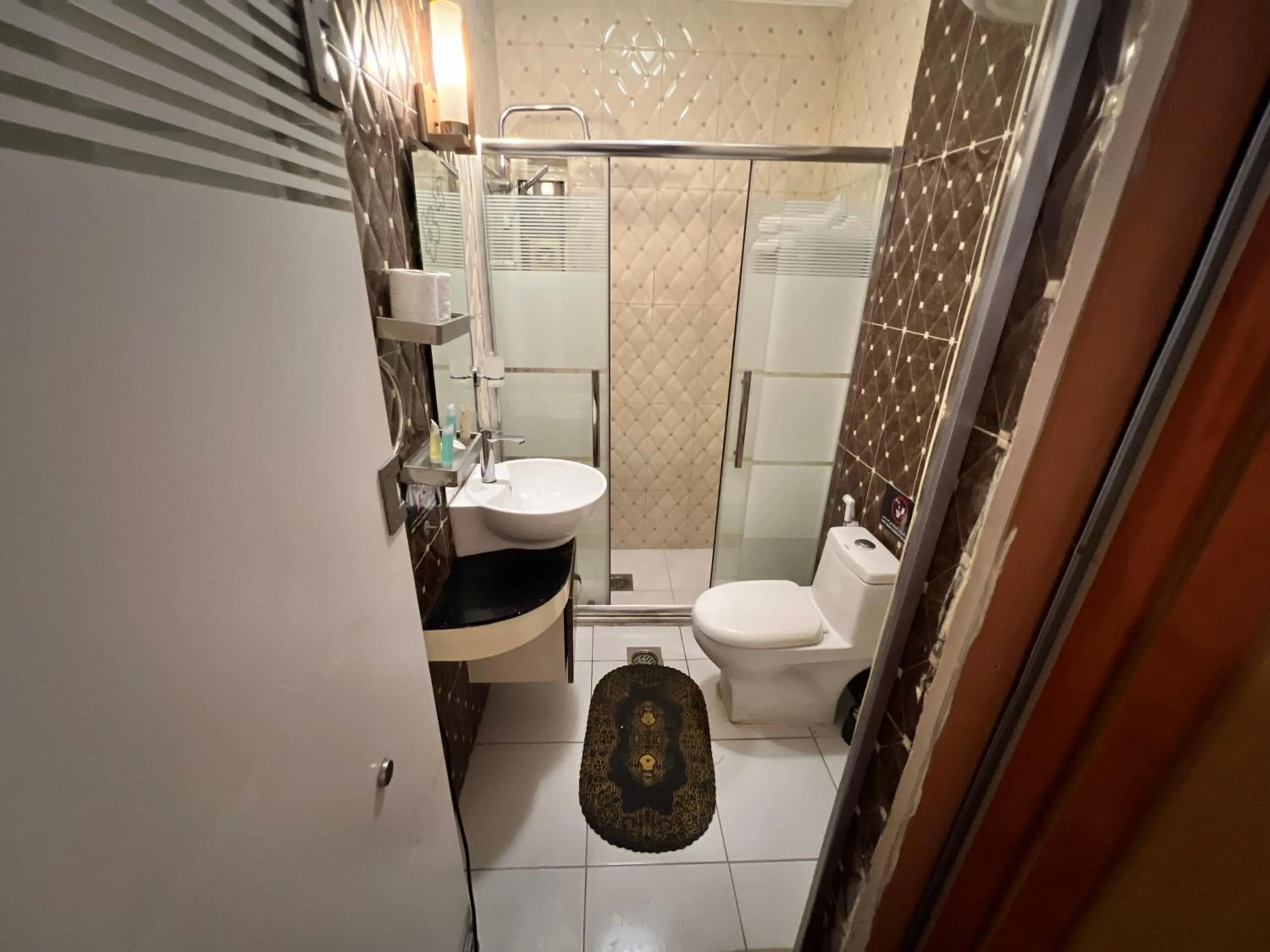 Toilet in Sama Paris Plaza Hotel