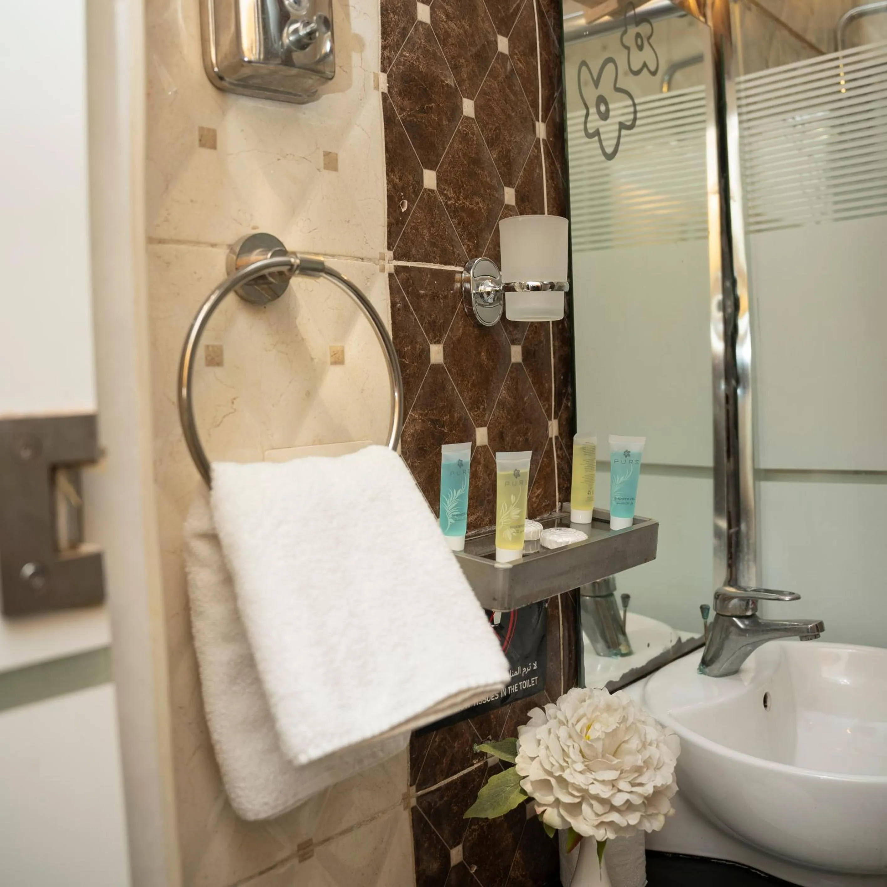 Shower in Sama Paris Plaza Hotel