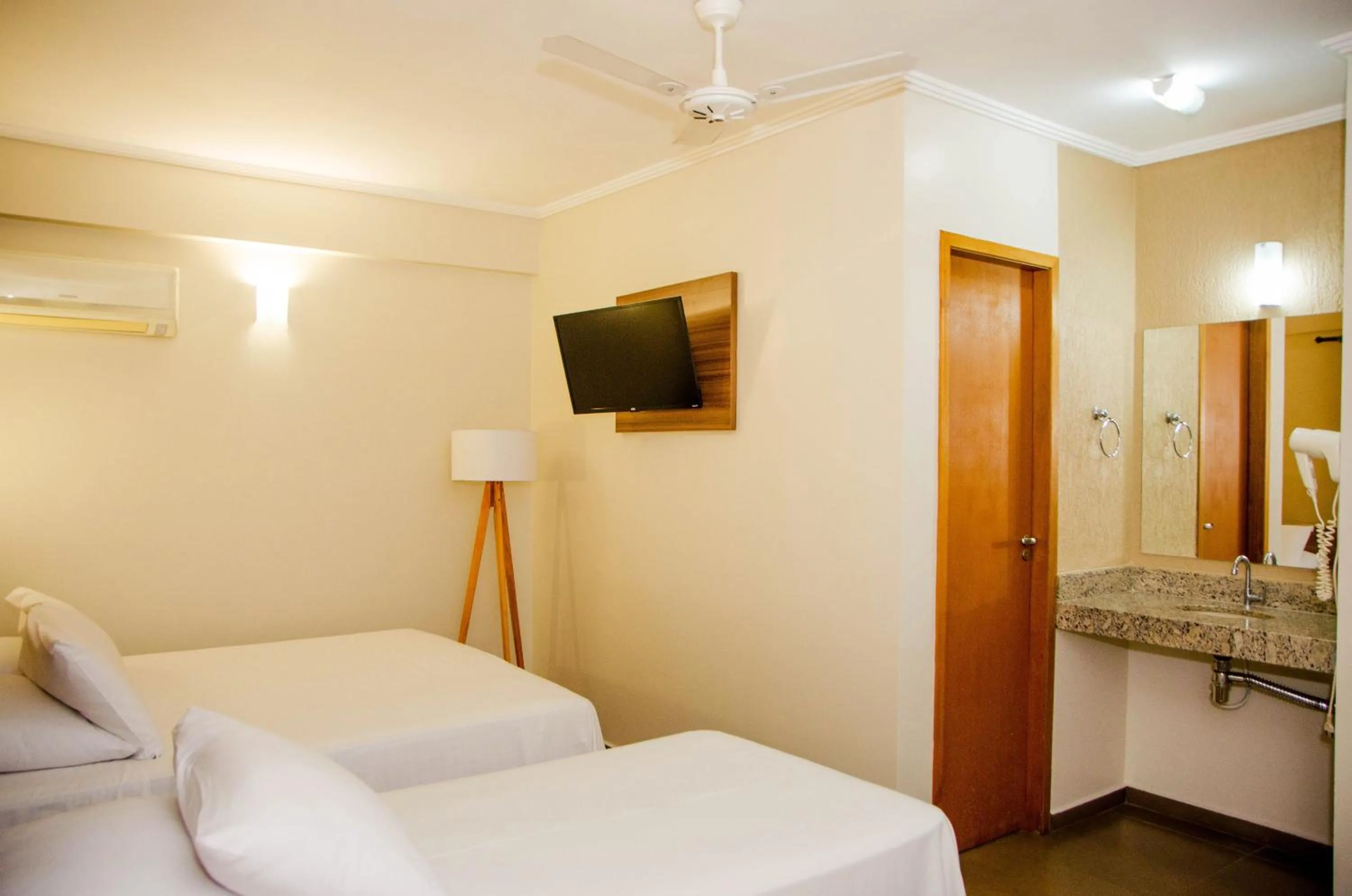 hair dryier, Bed in Hotel Zé Maria