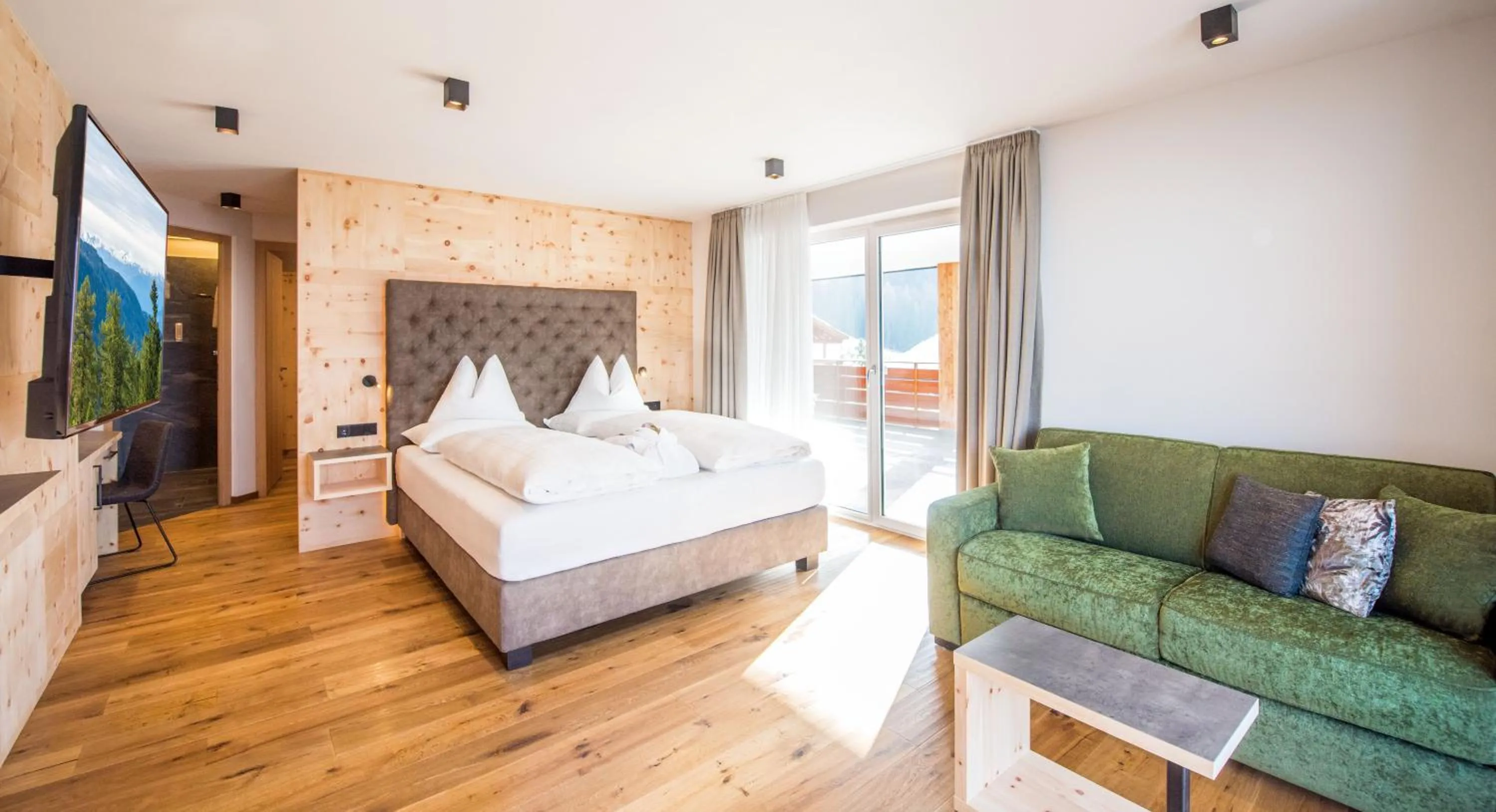 Photo of the whole room, Bed in Hotel DAS ROYAL in Obereggen