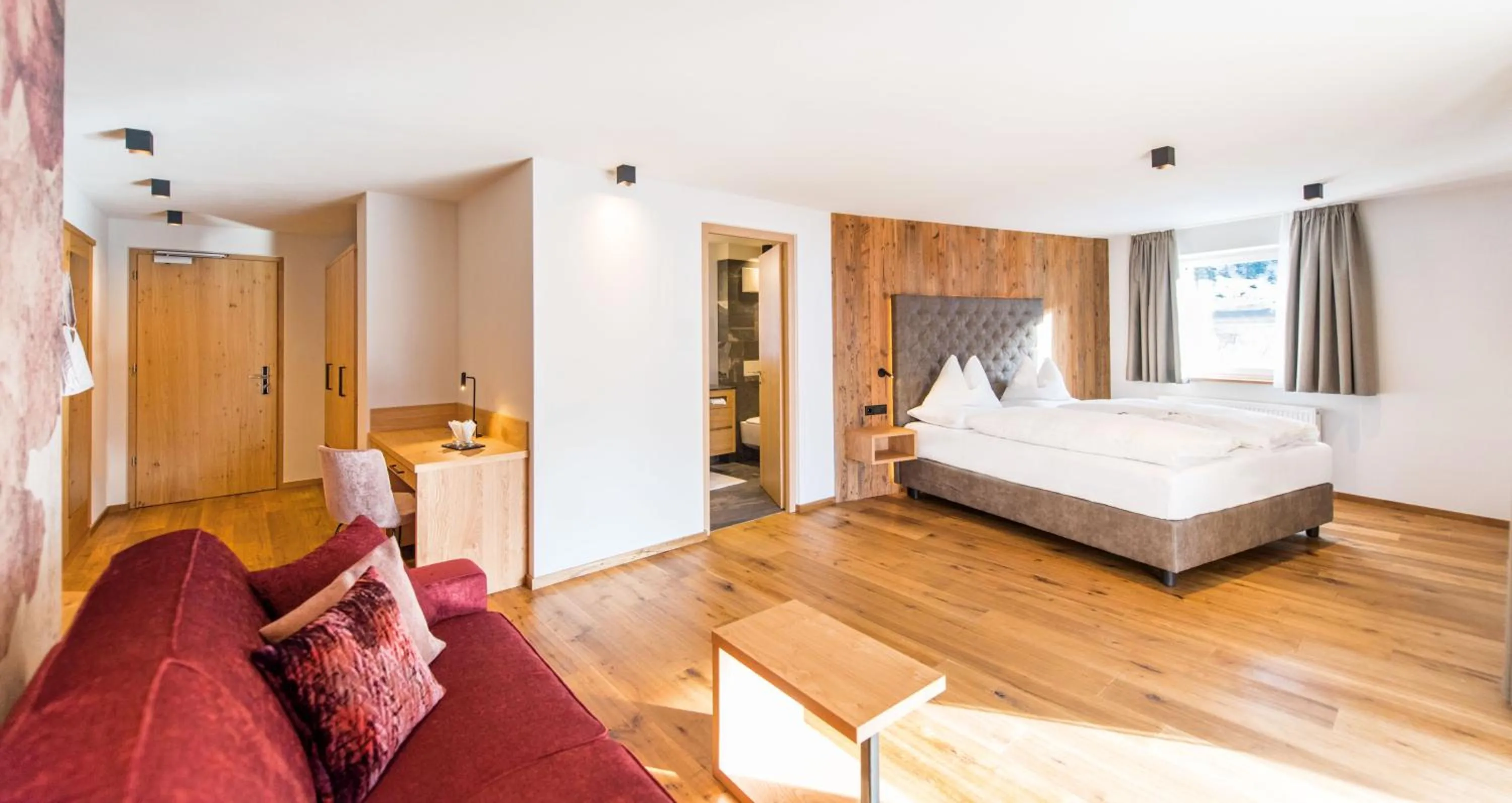 Photo of the whole room, Bed in Hotel DAS ROYAL in Obereggen