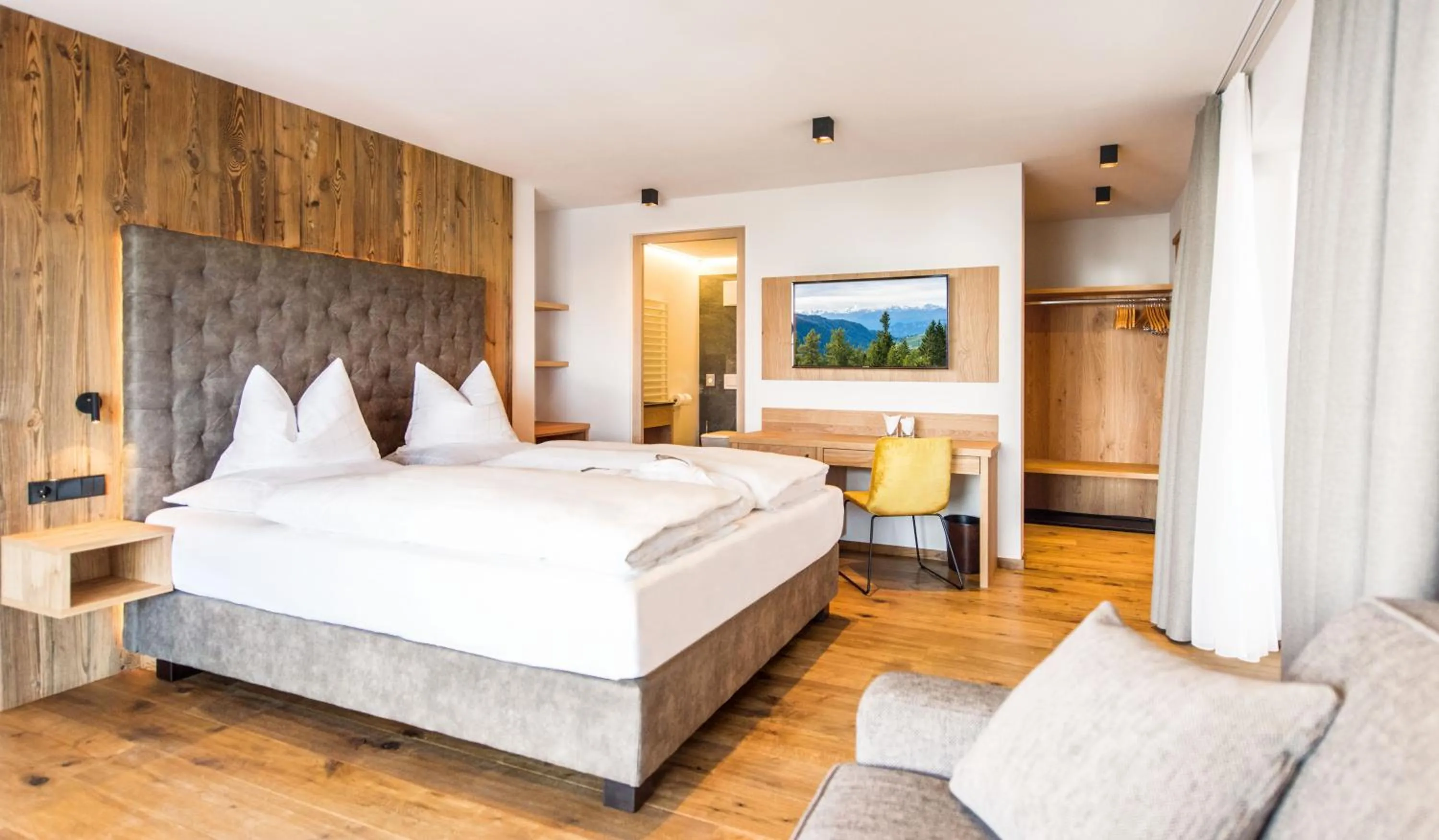 Photo of the whole room, Bed in Hotel DAS ROYAL in Obereggen