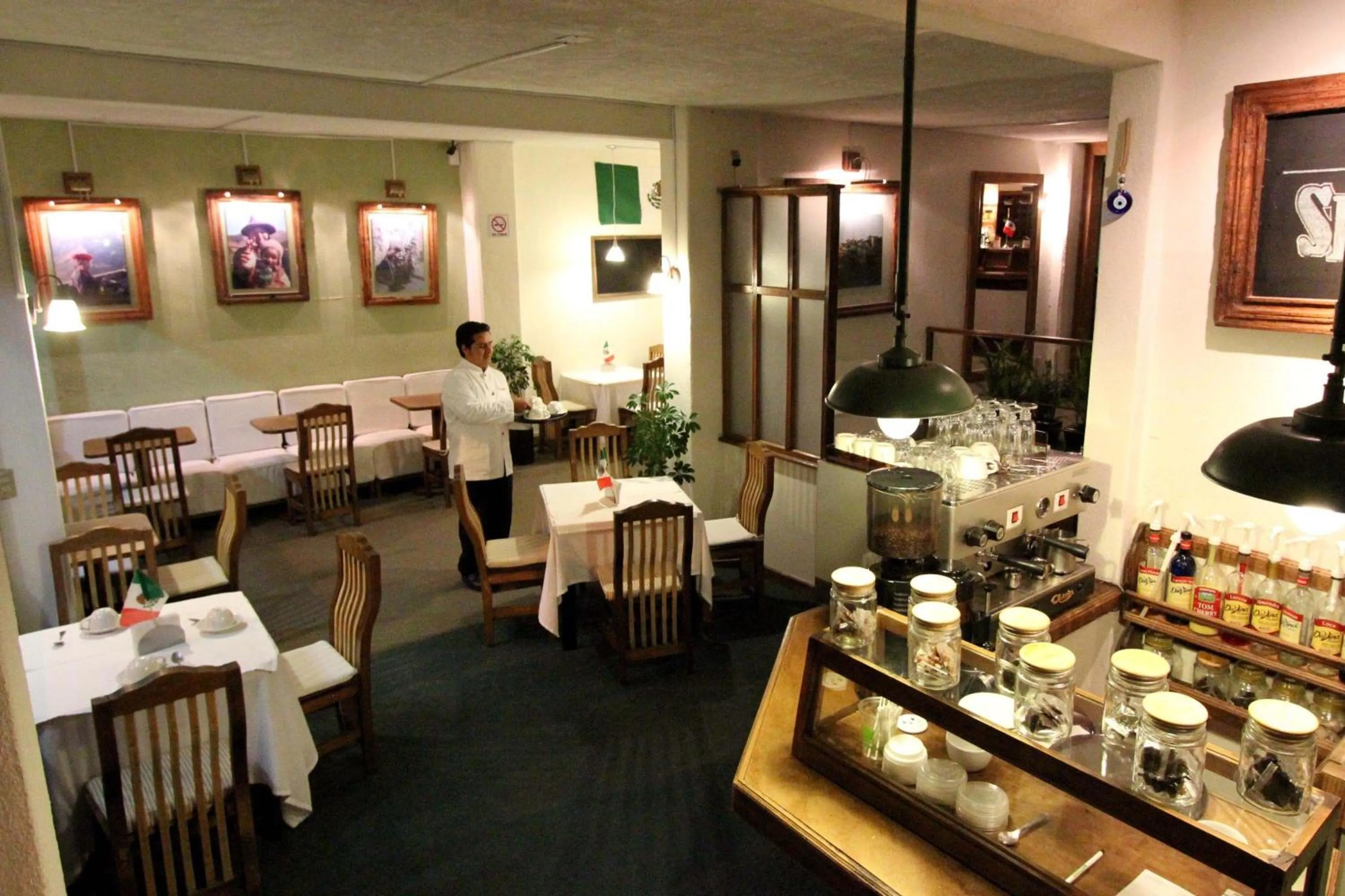 Restaurant/places to eat in HB Express Hotel