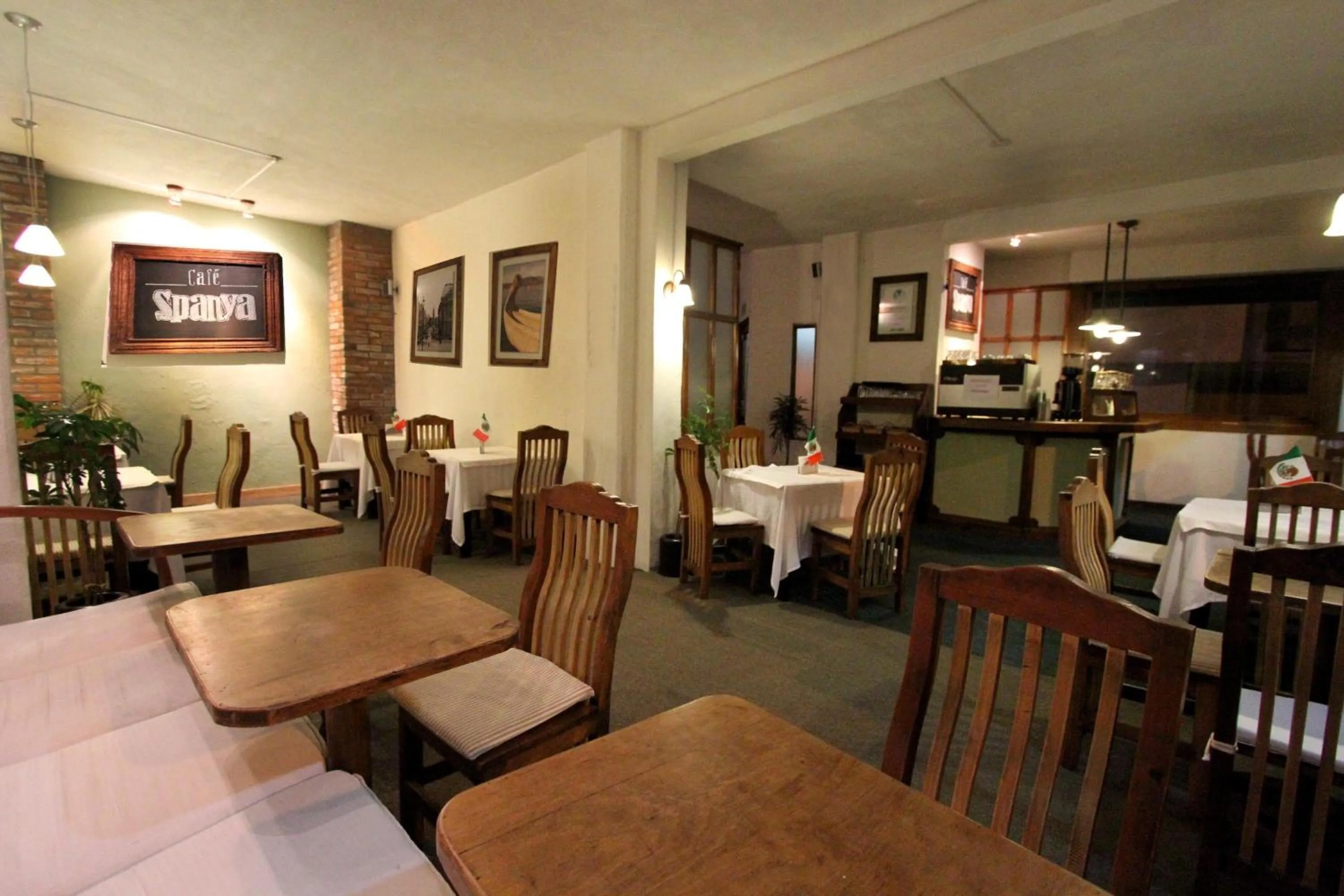 Restaurant/places to eat in HB Express Hotel