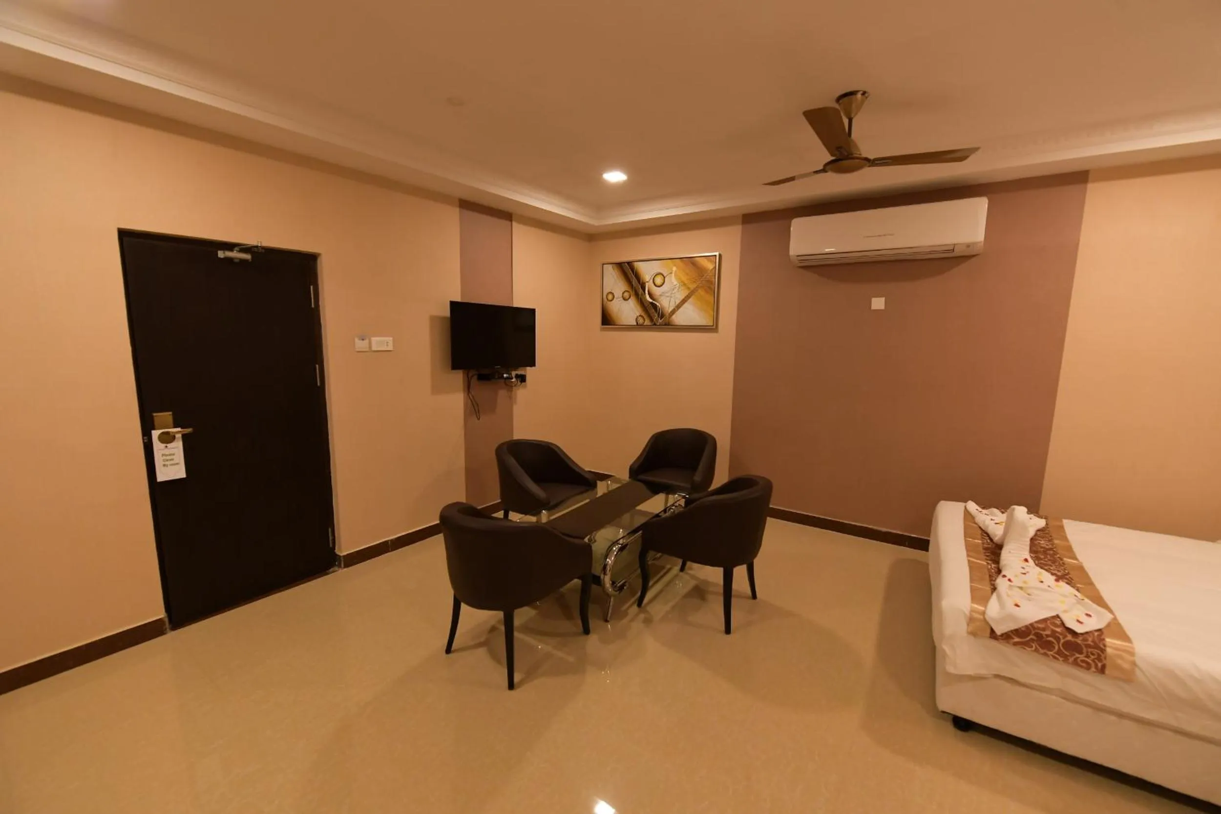 Communal lounge/ TV room, Bed in Coastal Grand Hotel Sampath