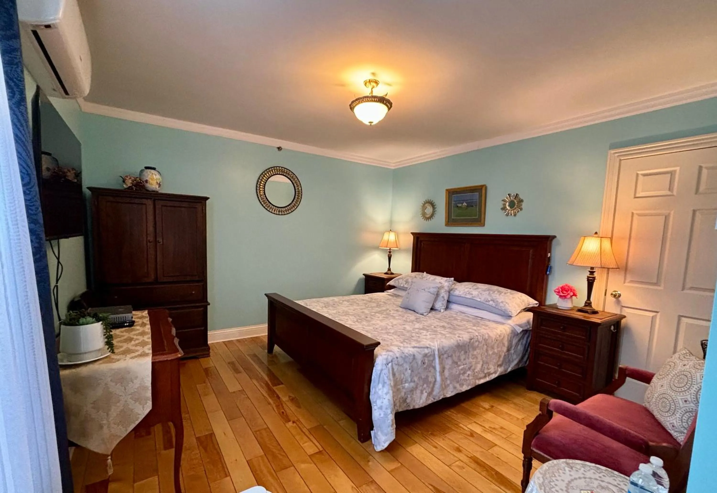 Bed in Inn on the Harbour