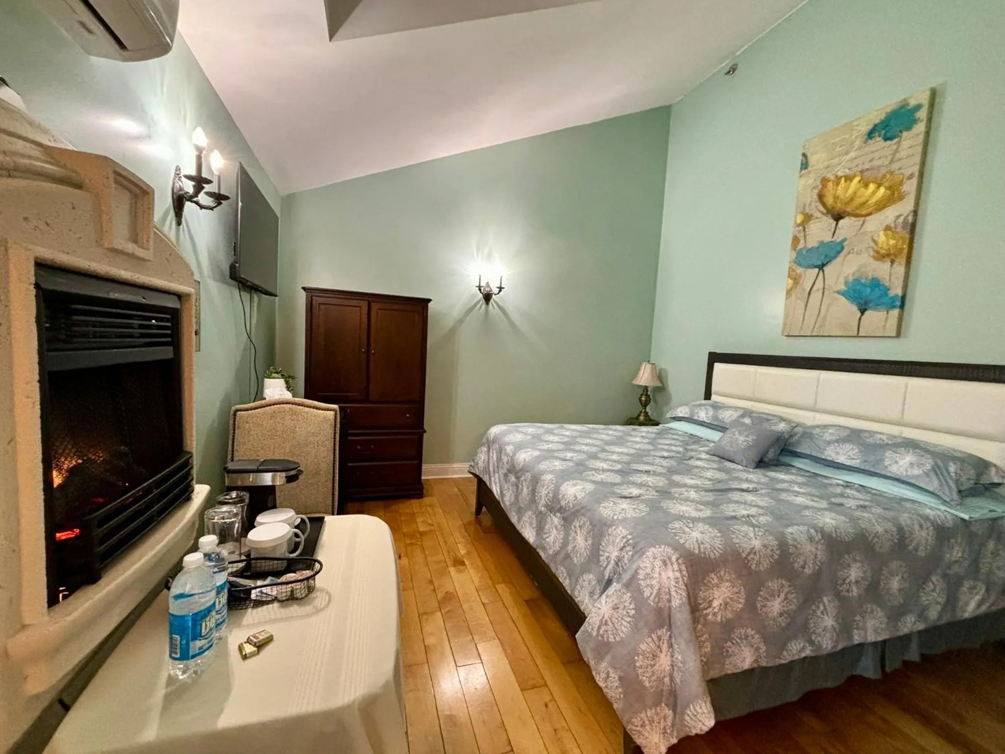 Bed in Inn on the Harbour