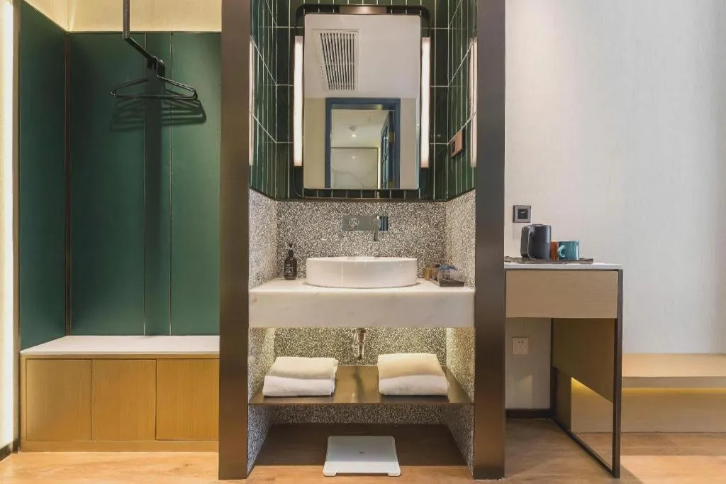 Jinglai Hotel (Shanghai Bund East Nanjing Road pedestrian street )