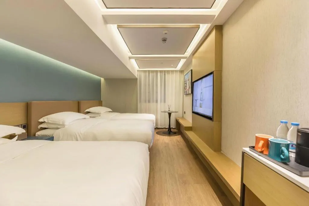 Bed in Jinglai Hotel (Shanghai Bund East Nanjing Road pedestrian street )