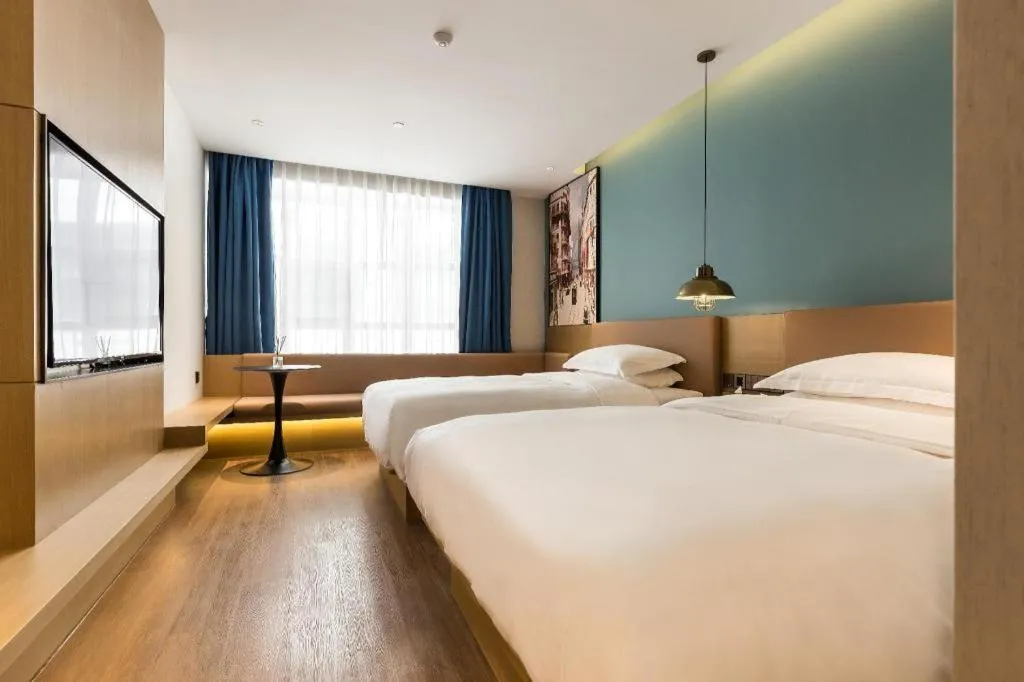 Bed in Jinglai Hotel (Shanghai Bund East Nanjing Road pedestrian street )