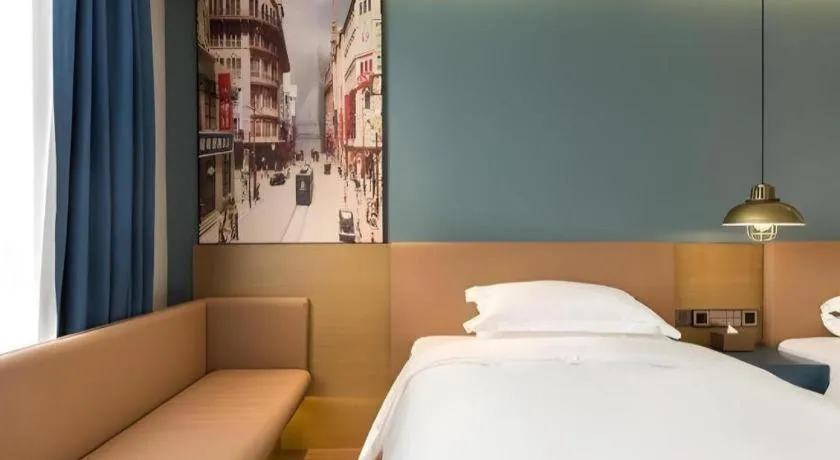 Bed in Jinglai Hotel (Shanghai Bund East Nanjing Road pedestrian street )