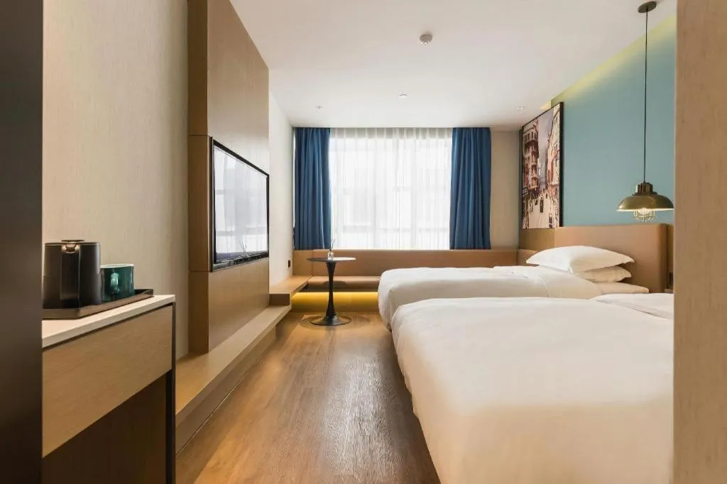 Bed in Jinglai Hotel (Shanghai Bund East Nanjing Road pedestrian street )