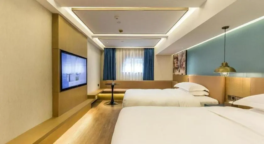 Bed in Jinglai Hotel (Shanghai Bund East Nanjing Road pedestrian street )