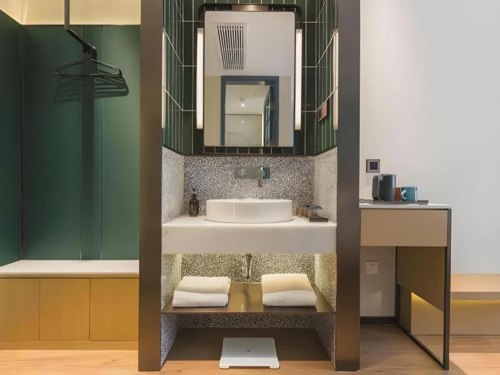 Jinglai Hotel (Shanghai Bund East Nanjing Road pedestrian street )