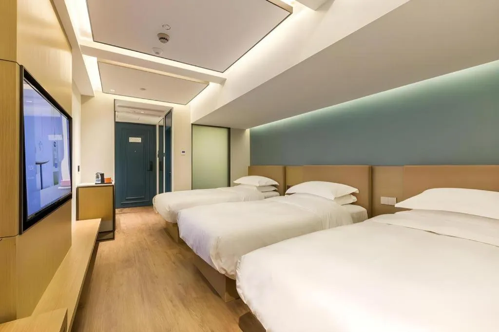 Bed in Jinglai Hotel (Shanghai Bund East Nanjing Road pedestrian street )