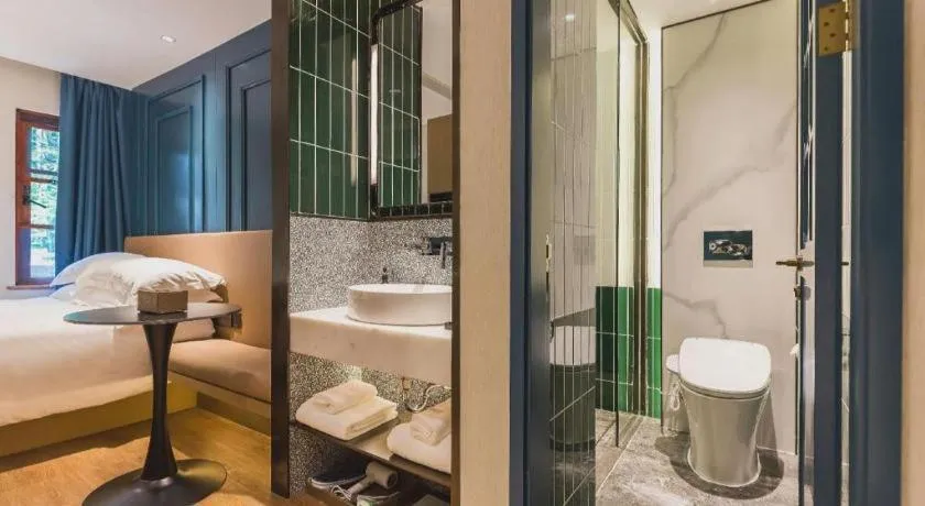 Jinglai Hotel (Shanghai Bund East Nanjing Road pedestrian street )