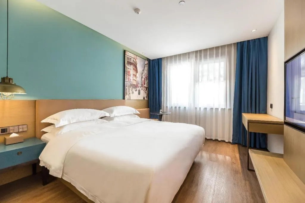 Bed in Jinglai Hotel (Shanghai Bund East Nanjing Road pedestrian street )