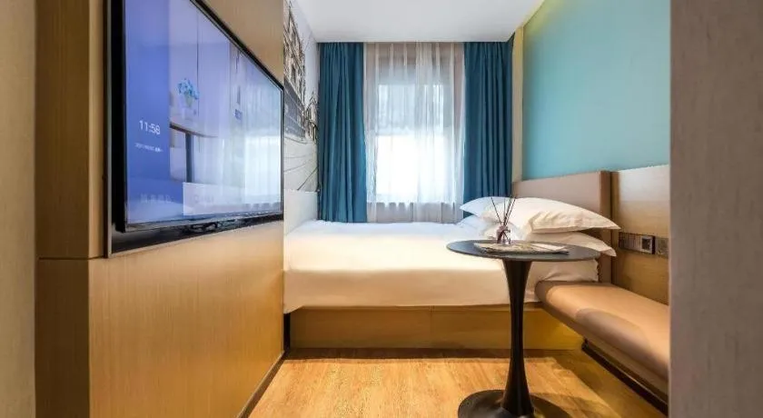 Bed in Jinglai Hotel (Shanghai Bund East Nanjing Road pedestrian street )