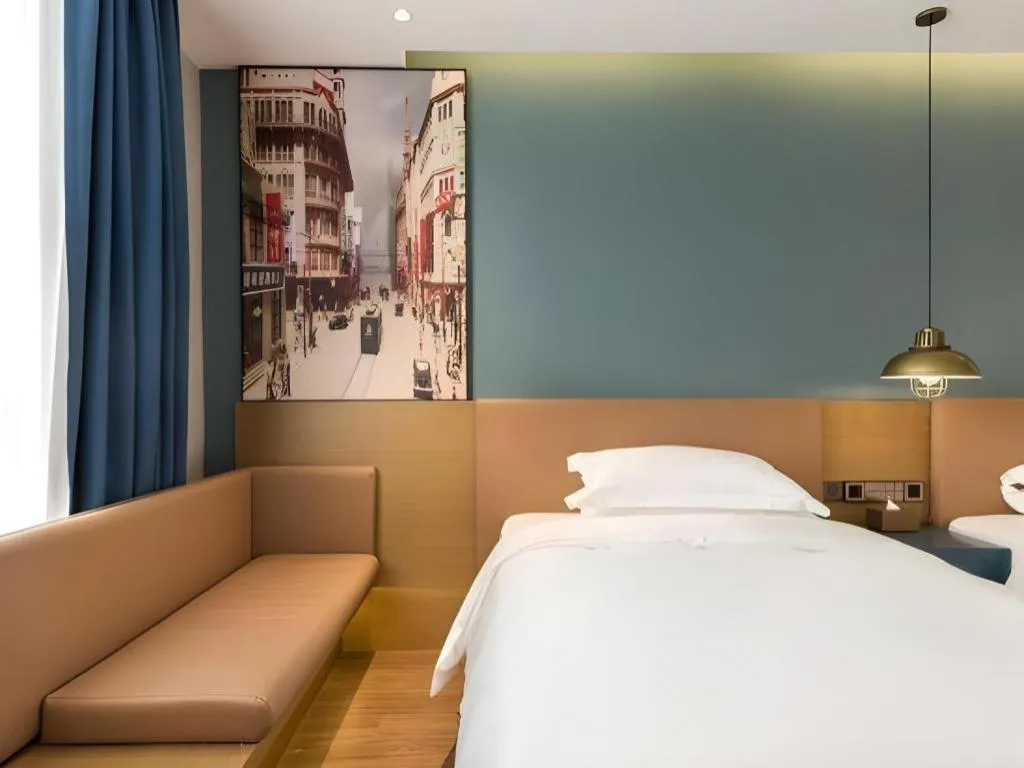 Bed in Jinglai Hotel (Shanghai Bund East Nanjing Road pedestrian street )