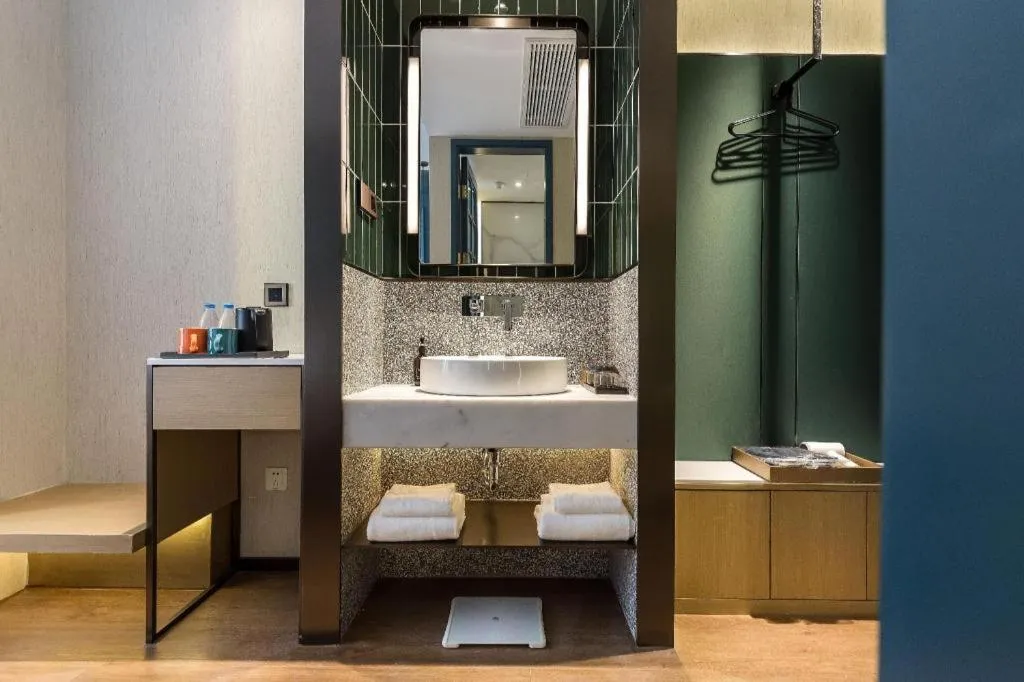 Jinglai Hotel (Shanghai Bund East Nanjing Road pedestrian street )