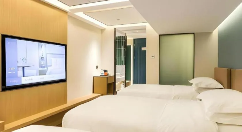 Bed in Jinglai Hotel (Shanghai Bund East Nanjing Road pedestrian street )