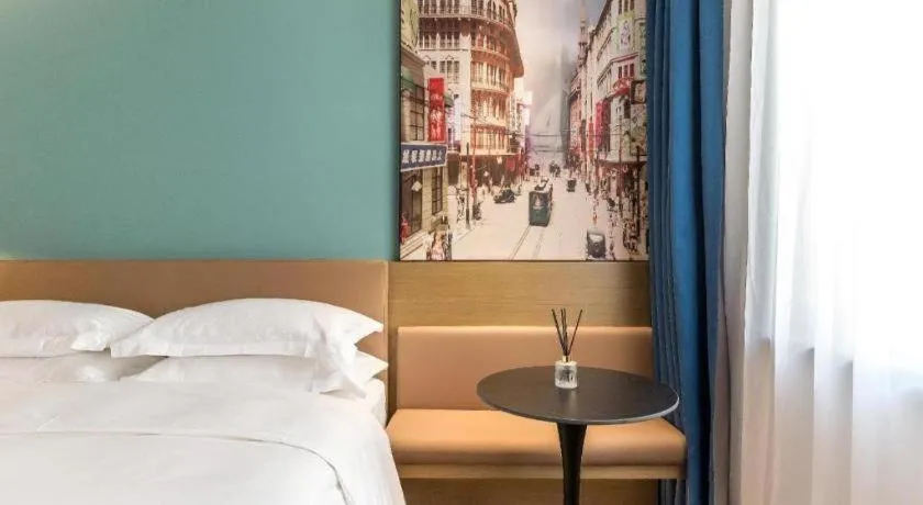 Bed in Jinglai Hotel (Shanghai Bund East Nanjing Road pedestrian street )