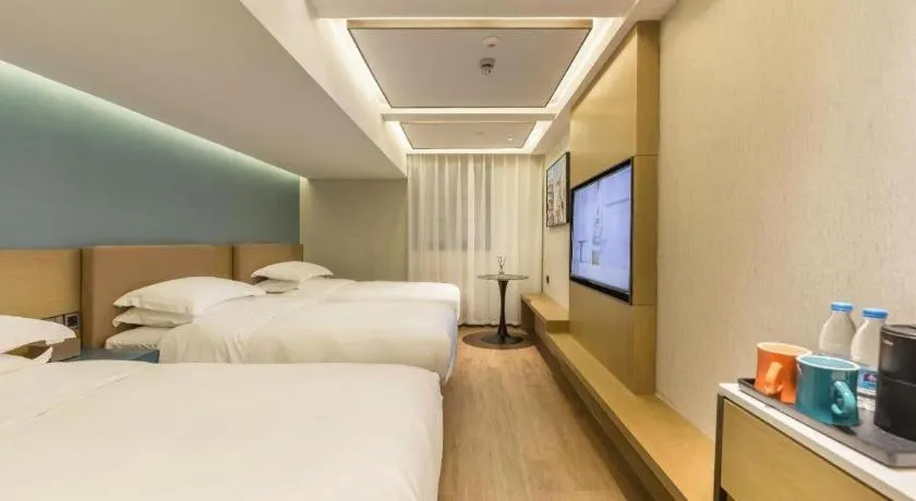 Bed in Jinglai Hotel (Shanghai Bund East Nanjing Road pedestrian street )