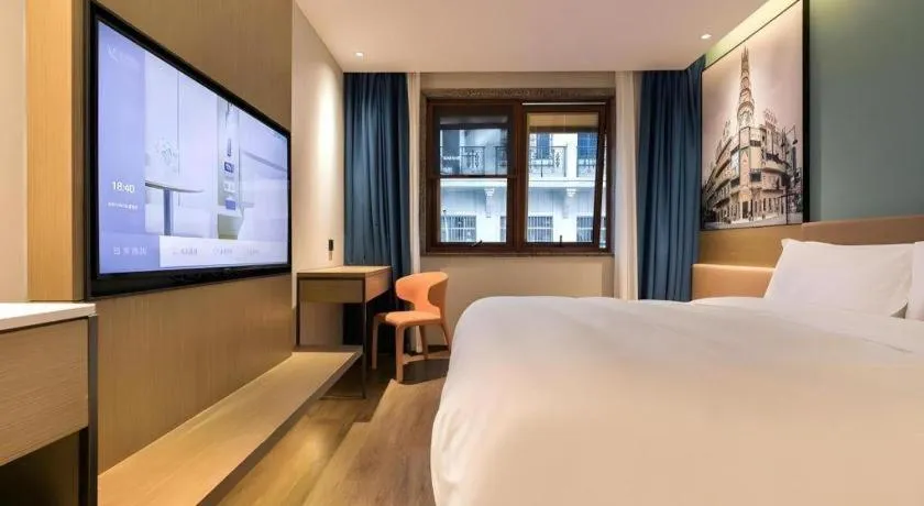 Bed in Jinglai Hotel (Shanghai Bund East Nanjing Road pedestrian street )