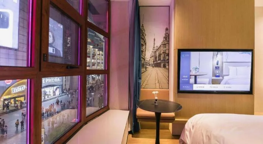 Bed in Jinglai Hotel (Shanghai Bund East Nanjing Road pedestrian street )