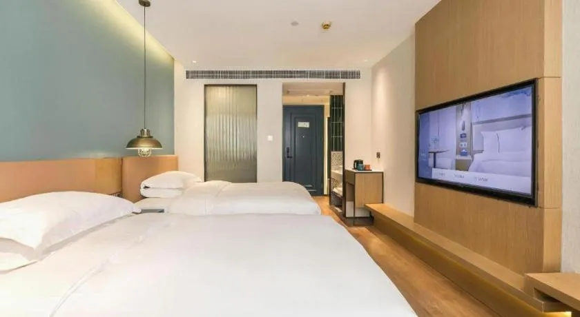 Bed in Jinglai Hotel (Shanghai Bund East Nanjing Road pedestrian street )